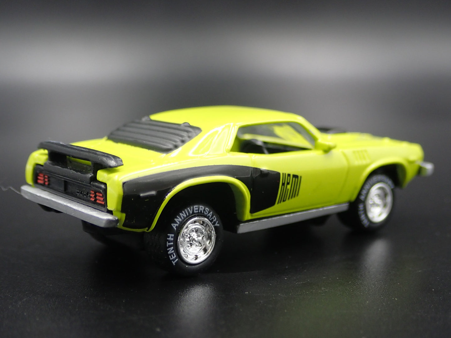 1971 71 PLYMOUTH HEMI CUDA GREEN 1:64 SCALE COLLECTIBLE DIORAMA DIECAST MODEL CAR