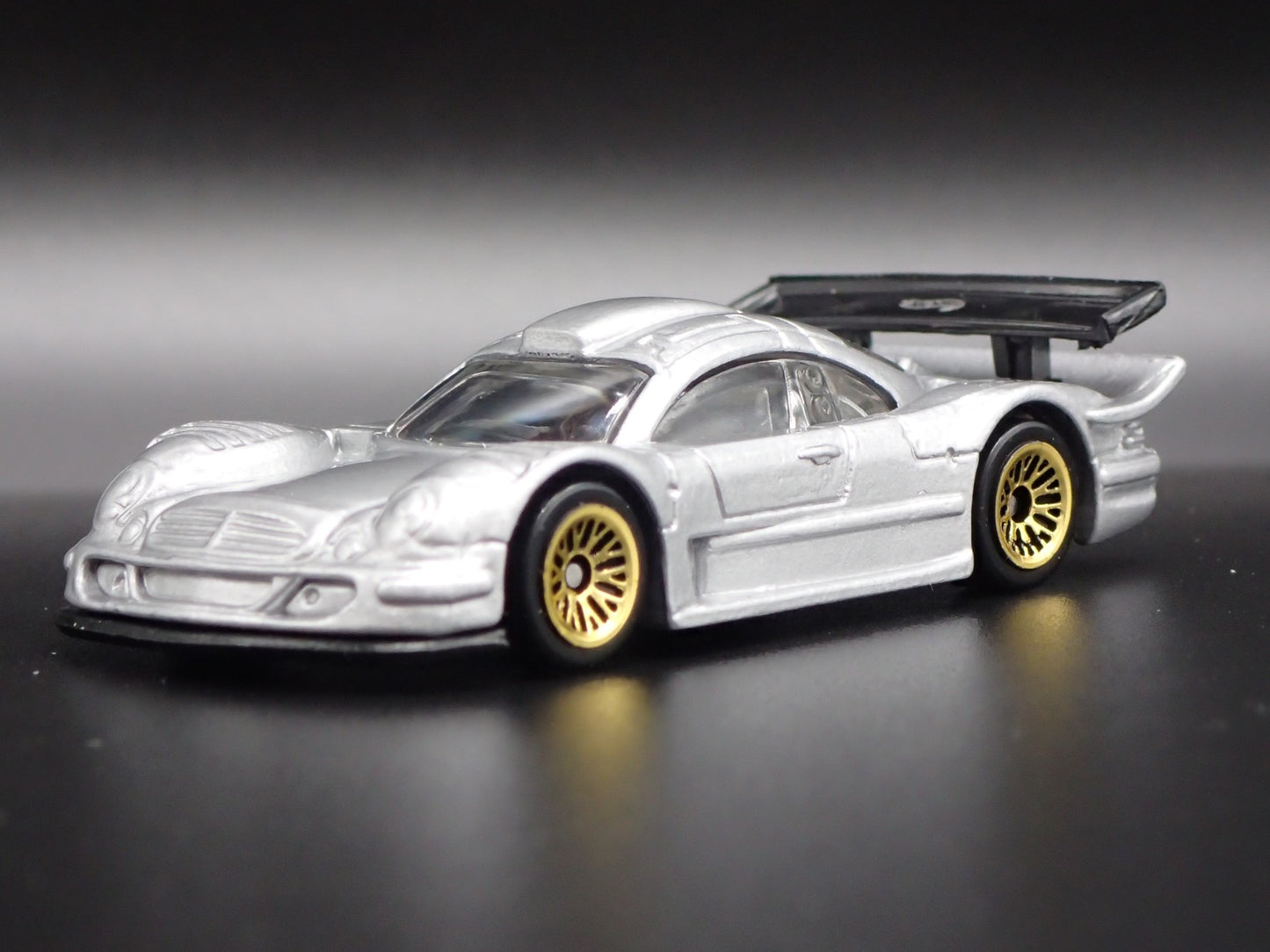 MERCEDES-BENZ CLK-LM RACE CAR 1:64 SCALE COLLECTIBLE DIORAMA DIECAST MODEL CAR