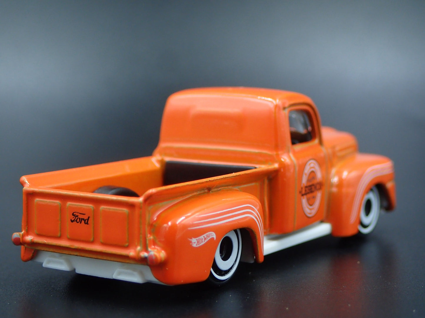 1949 49 FORD F1 PICKUP TRUCK 1:64 SCALE COLLECTIBLE DIORAMA DIECAST MODEL CAR