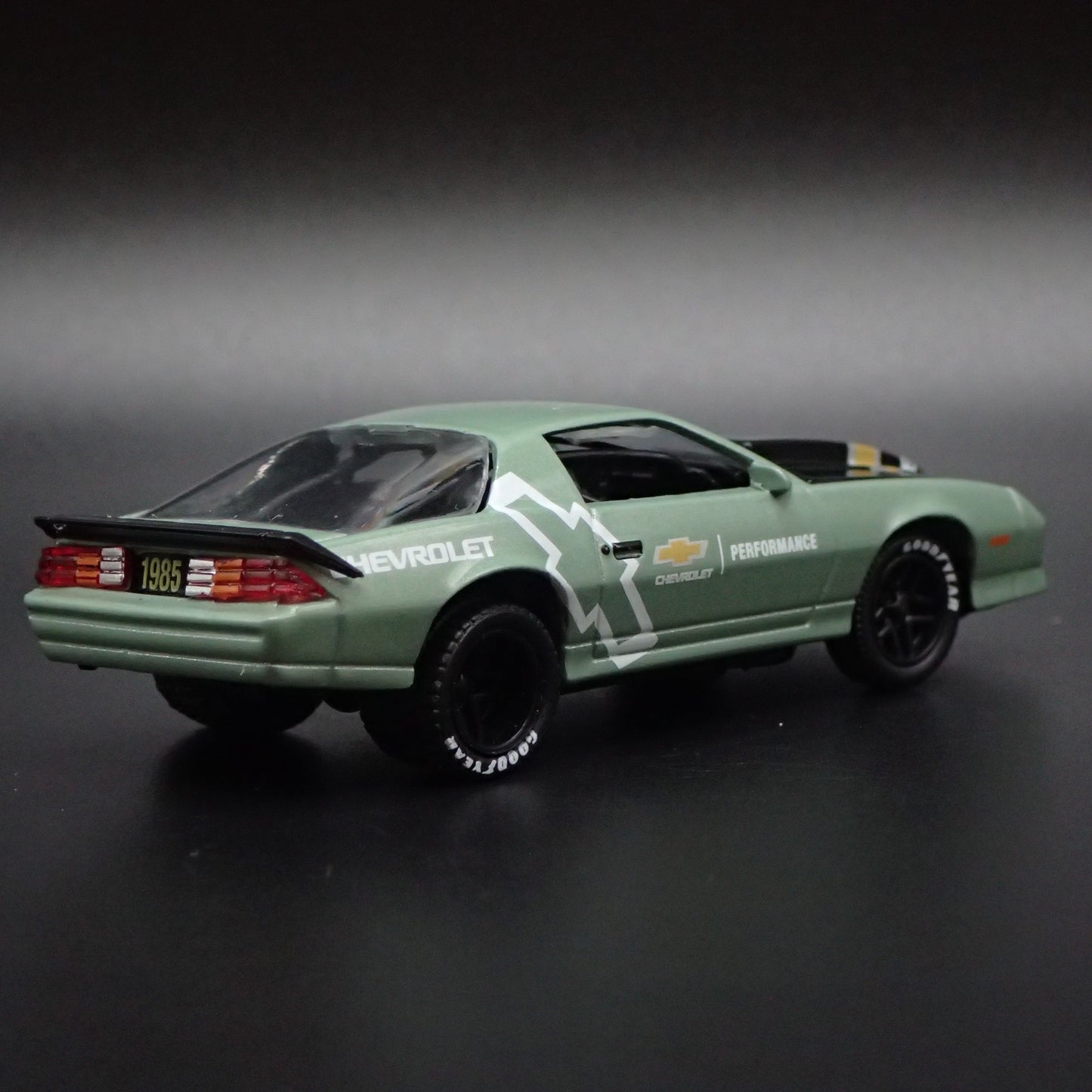 1985 85 CHEVY CHEVROLET CAMARO IROC-Z GREEN 1:64 SCALE DIORAMA DIECAST MODEL CAR