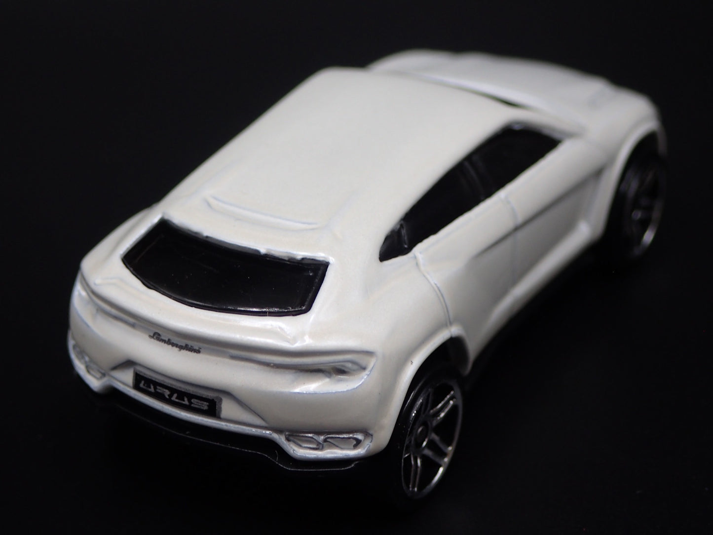 2018-2025 LAMBORGHINI URUS SUV 1:64 SCALE COLLECTIBLE DIORAMA DIECAST MODEL CAR