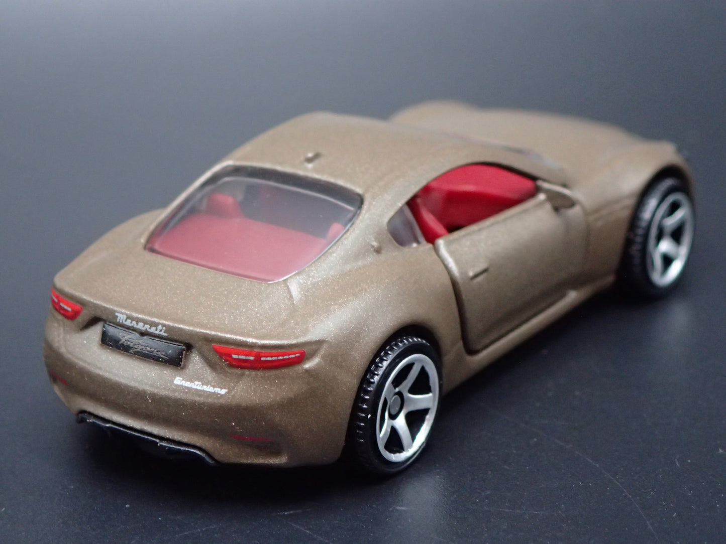 2023-2025 MASERATI GRANTURISMO FOLGORE 1:64 SCALE DIORAMA DIECAST MODEL CAR