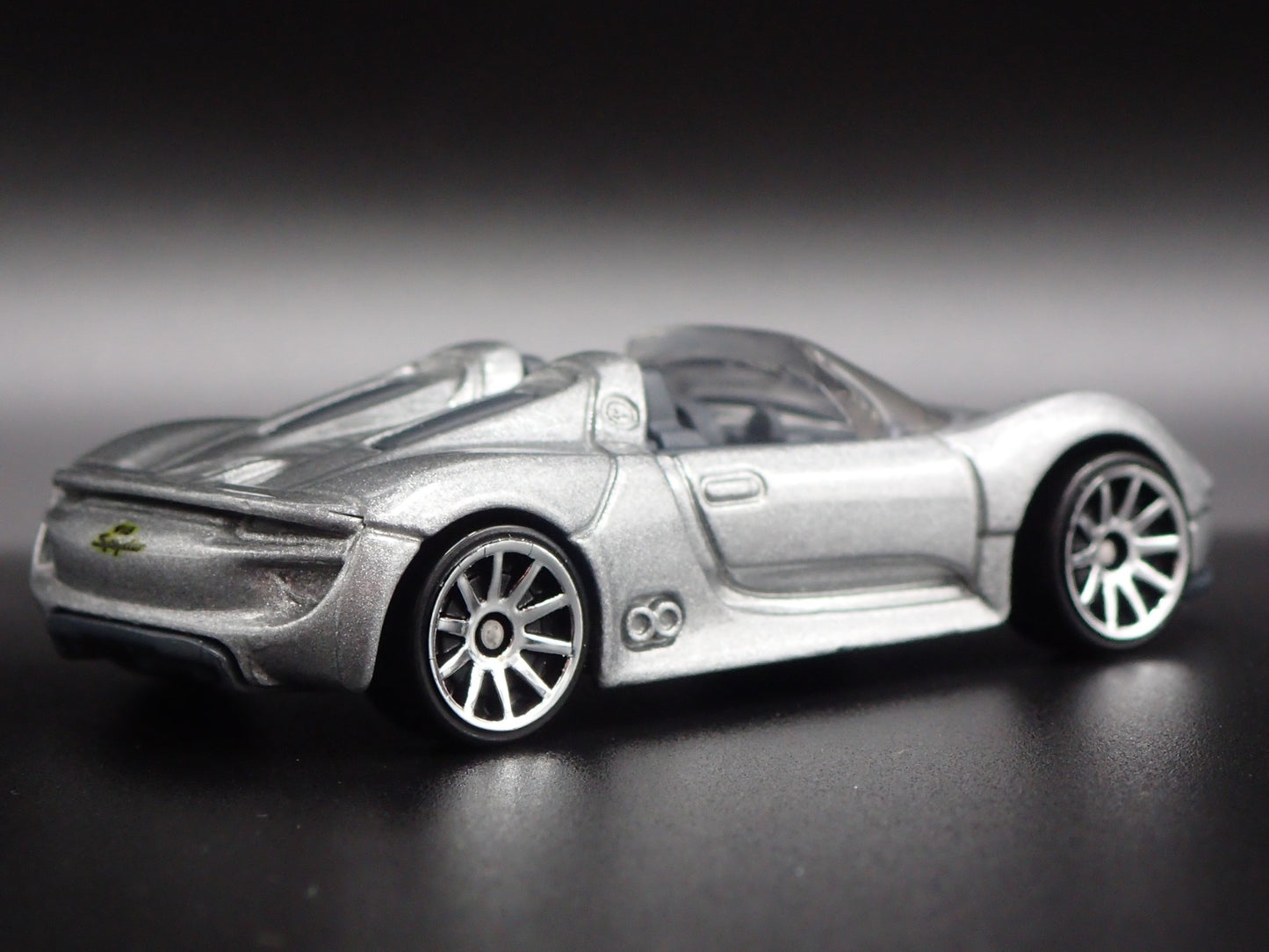 2013-2015 PORSCHE 918 SPYDER SUPER CAR RARE 1:64 SCALE DIORAMA DIECAST MODEL CAR