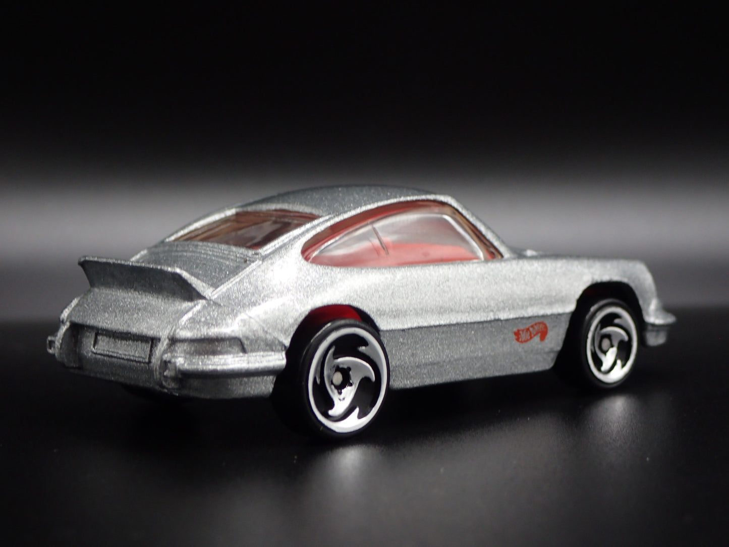 1984-1989 PORSCHE 911 CARRERA 1:64 SCALE COLLECTIBLE DIORAMA DIECAST MODEL CAR