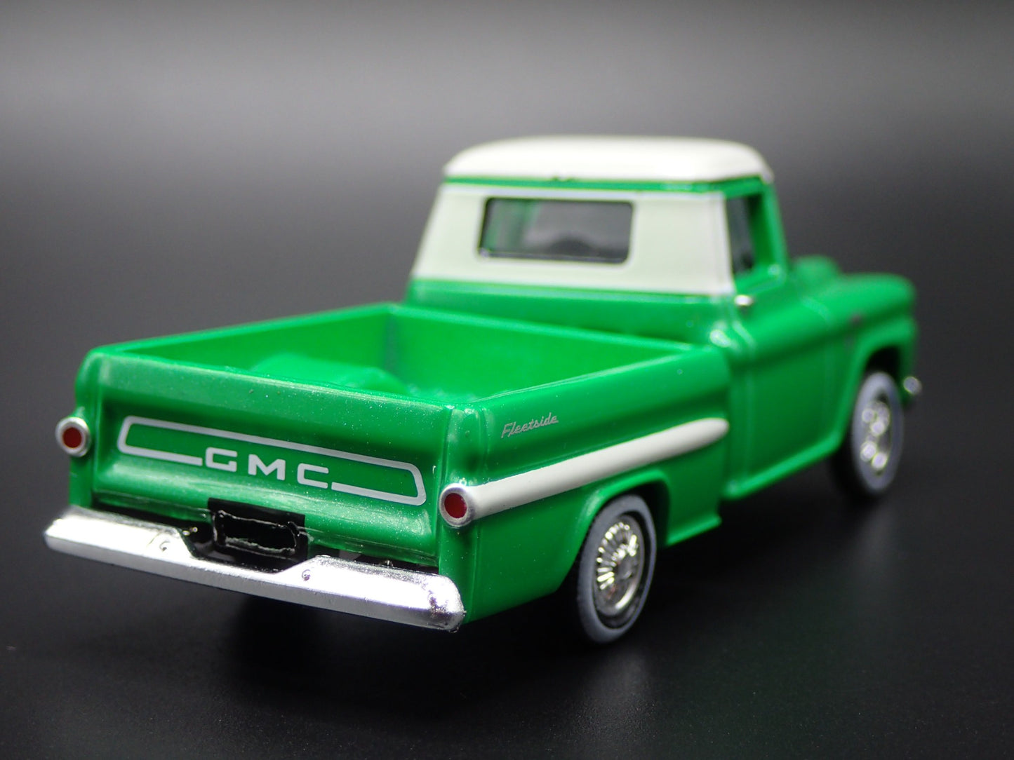 1959 59 GMC FLEETSIDE PICKUP TRUCK GREEN 1:64 SCALE DIORAMA DIECAST MODEL CAR