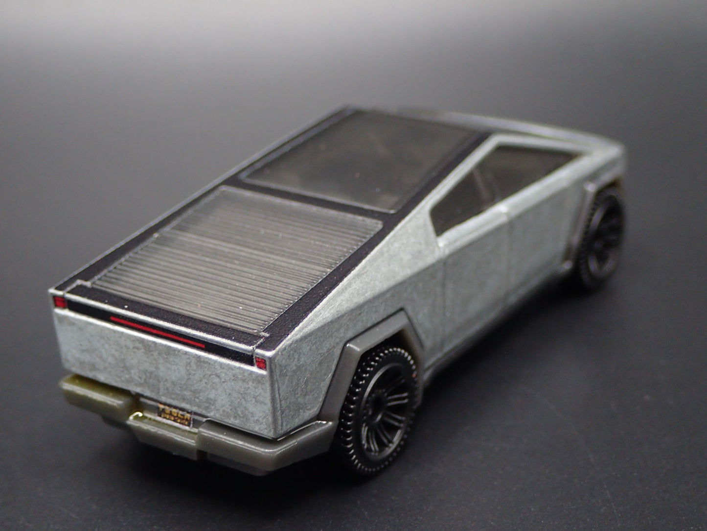 2024-2025 TESLA CYBERTRUCK 1:64 SCALE COLLECTIBLE DIORAMA DIECAST MODEL CAR