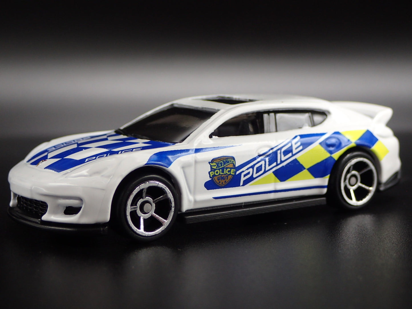 2009-2016 PORSCHE PANAMERA POLICE WHITE 1:64 SCALE DIORAMA DIECAST MODEL CAR