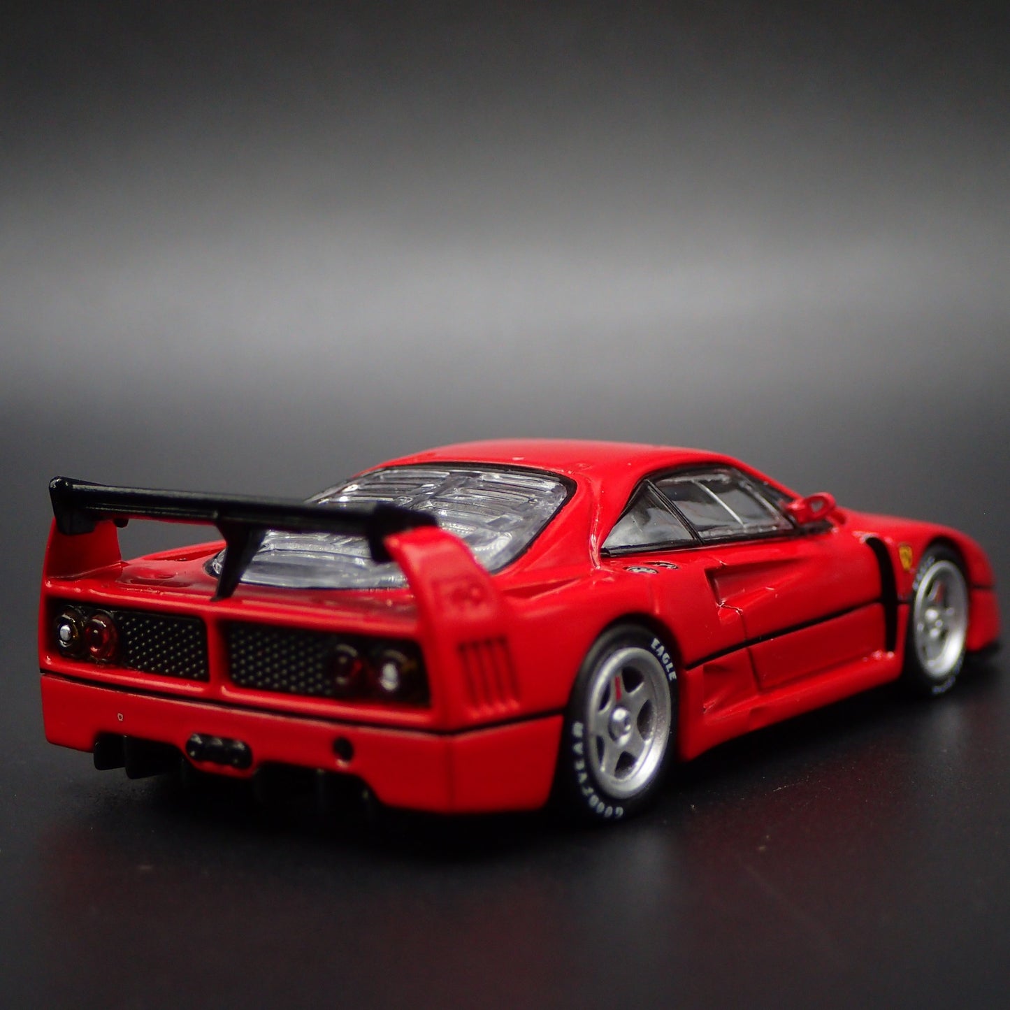 FERRARI F40 LM SUPER CAR 1:64 SCALE COLLECTIBLE DIORAMA DIECAST MODEL CAR