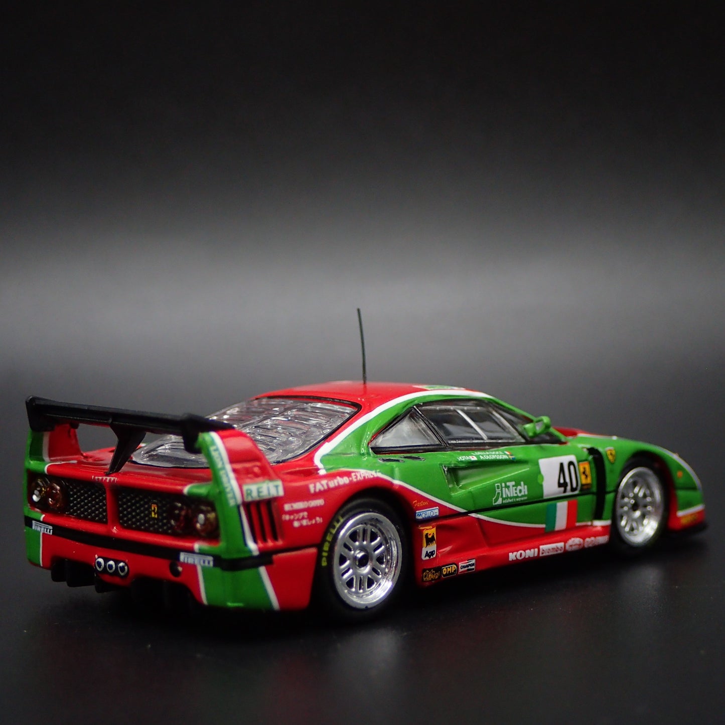 FERRARI F40 1995 24H OF LE MANS 1:64 SCALE COLLECTIBLE DIORAMA DIECAST MODEL CAR