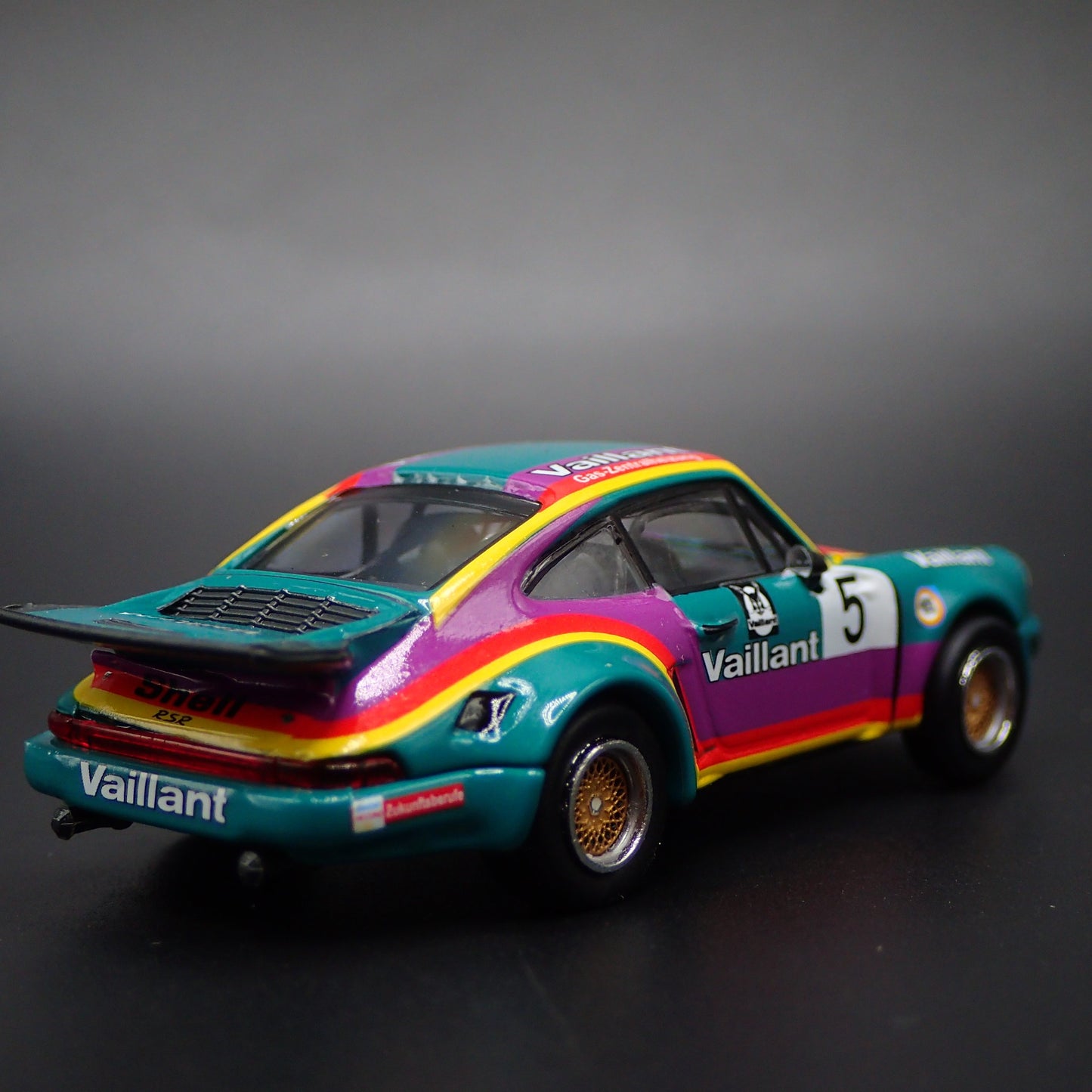 PORSCHE 911 CARRERA RSR 3.0 VAILLANT RACING 1:64 SCALE DIORAMA DIECAST MODEL CAR