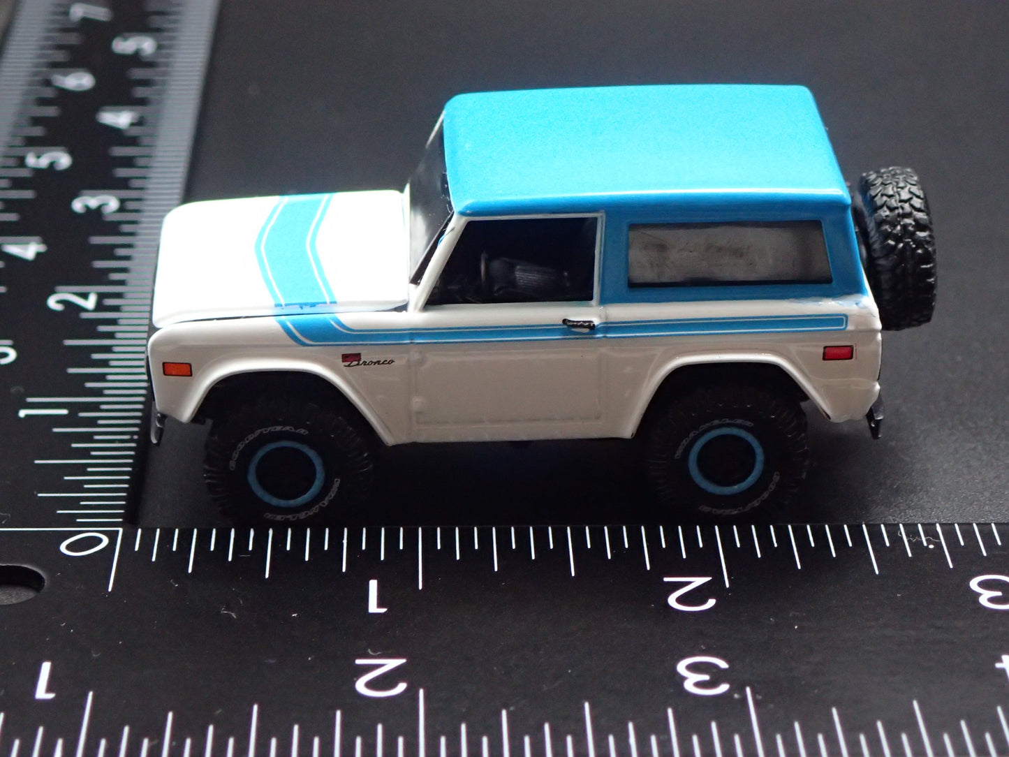 1976 76 FORD BRONCO SUV WHITE 1:64 SCALE COLLECTIBLE DIORAMA DIECAST MODEL CAR