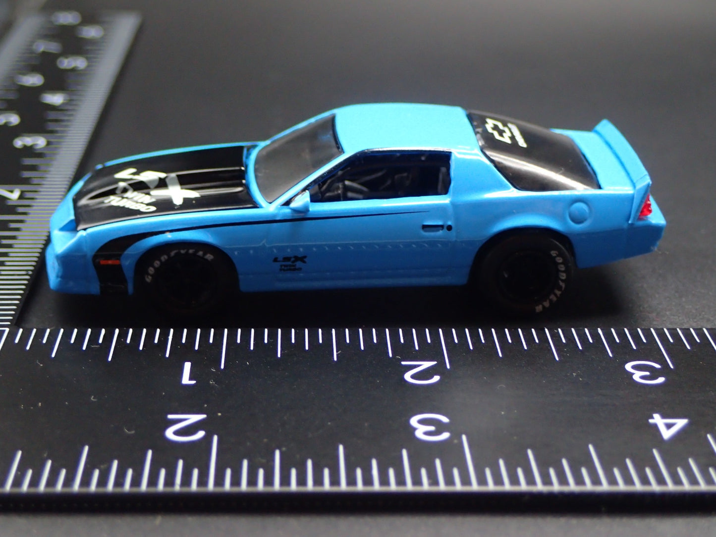 1985 85 CHEVY CHEVROLET CAMARO IROC-Z BLUE 1:64 SCALE DIORAMA DIECAST MODEL CAR