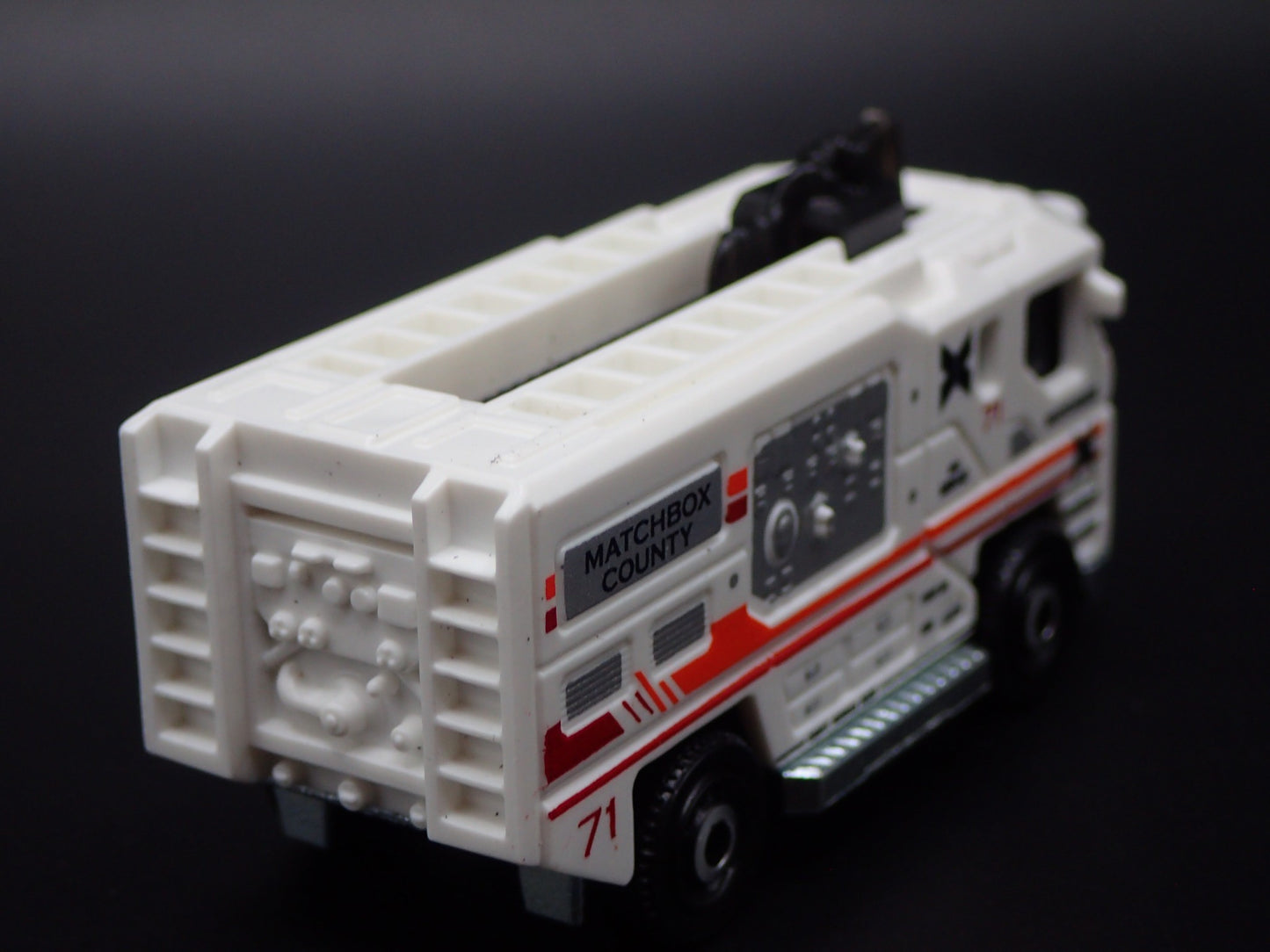 FIRE ENGINE TRUCK BLAZE BUSTER II WHITE 1:64 MB SCALE DIORAMA DIECAST MODEL CAR