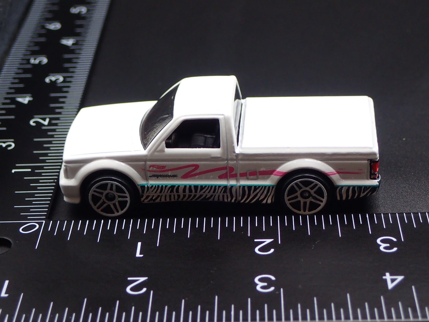 1991 91 GMC SYCLONE PICKUP TRUCK WHITE 1:64 SCALE DIORAMA DIECAST MODEL CAR
