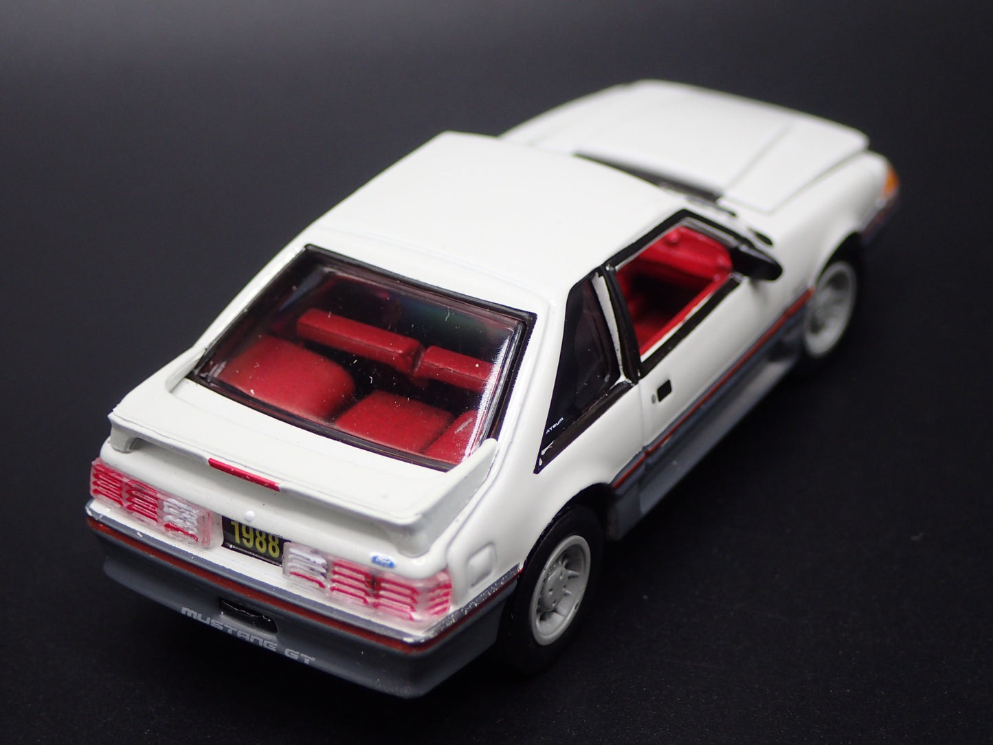 1988 88 FORD MUSTANG GT 5.0 FOX BODY WHITE 1:64 SCALE DIORAMA DIECAST MODEL CAR