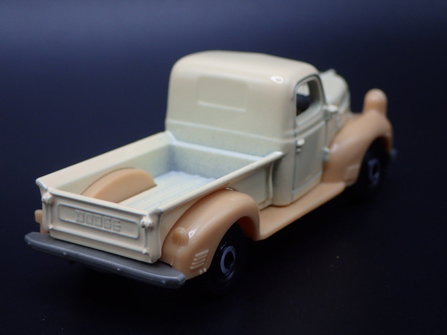 1940 40 DODGE V SERIES PICKUP TRUCK CREAM 1/64 SCALE DIORAMA DIECAST MODEL CAR