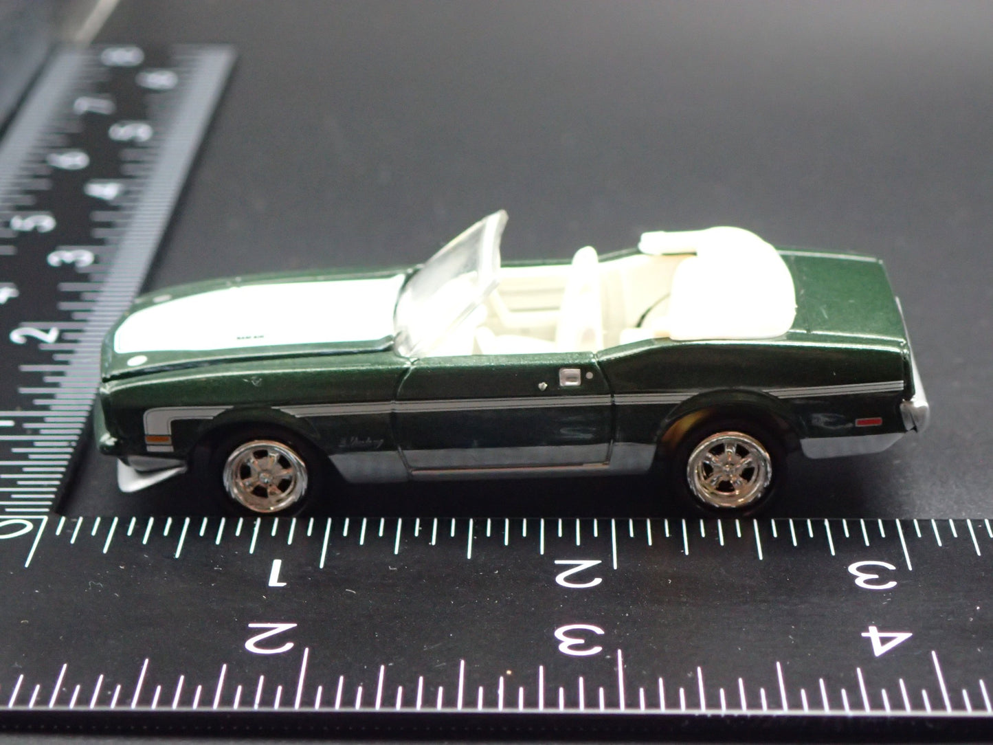 1972 72 FORD MUSTANG CONVERTIBLE GREEN RARE 1/64 SCALE DIORAMA DIECAST MODEL CAR
