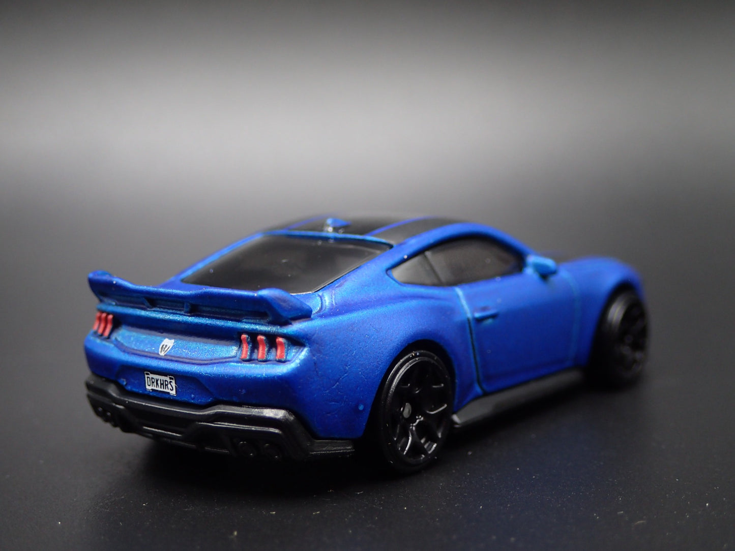 2024-2025 FORD MUSTANG DARK HORSE BLUE 1:64 SCALE DIORAMA DIECAST MODEL CAR