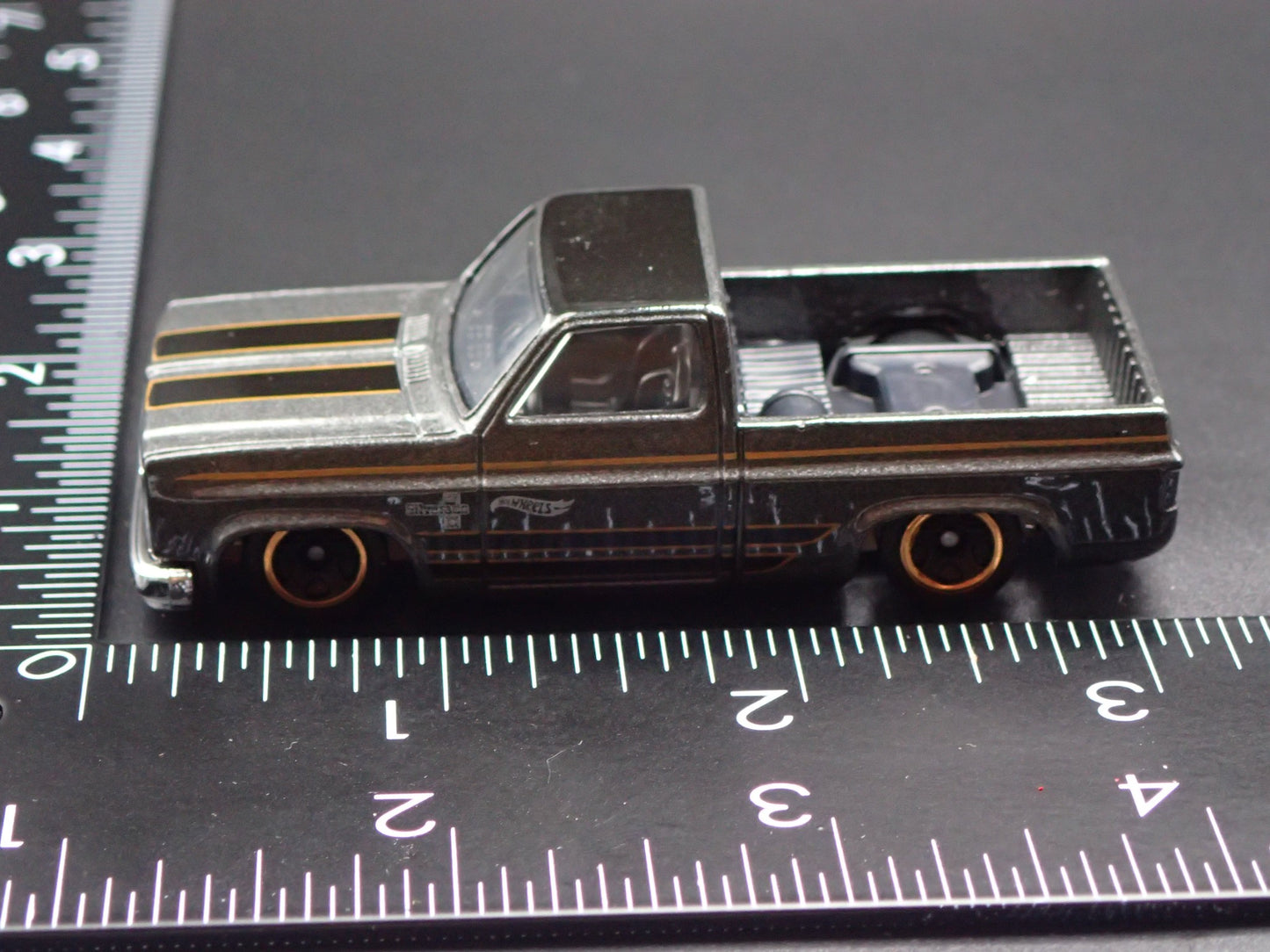 1983 83 CHEVY CHEVROLET SILVERADO SQUARE BODY TRUCK 1/64 SCALE DIECAST MODEL CAR