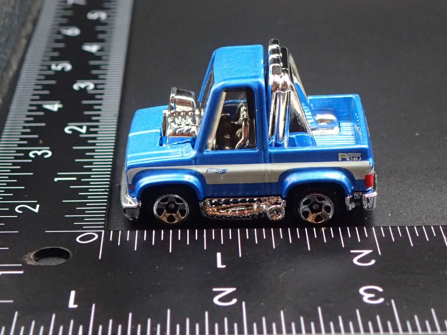 1983 83 CHEVY CHEVROLET SILVERADO SQUARE BODY TRUCK 1:64 SCALE DIECAST MODEL CAR