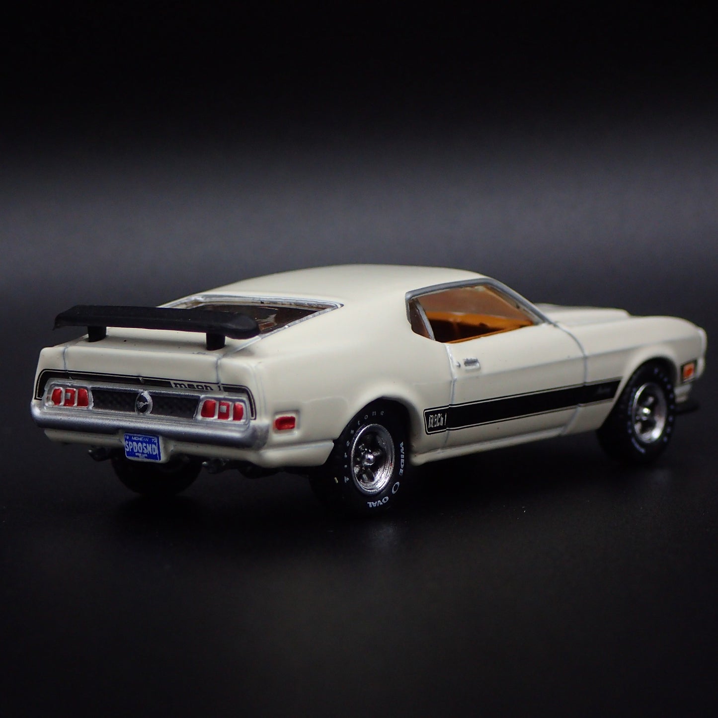 1973 73 FORD MUSTANG MACH 1 FASTBACK WHITE 1:64 SCALE DIORAMA DIECAST MODEL CAR