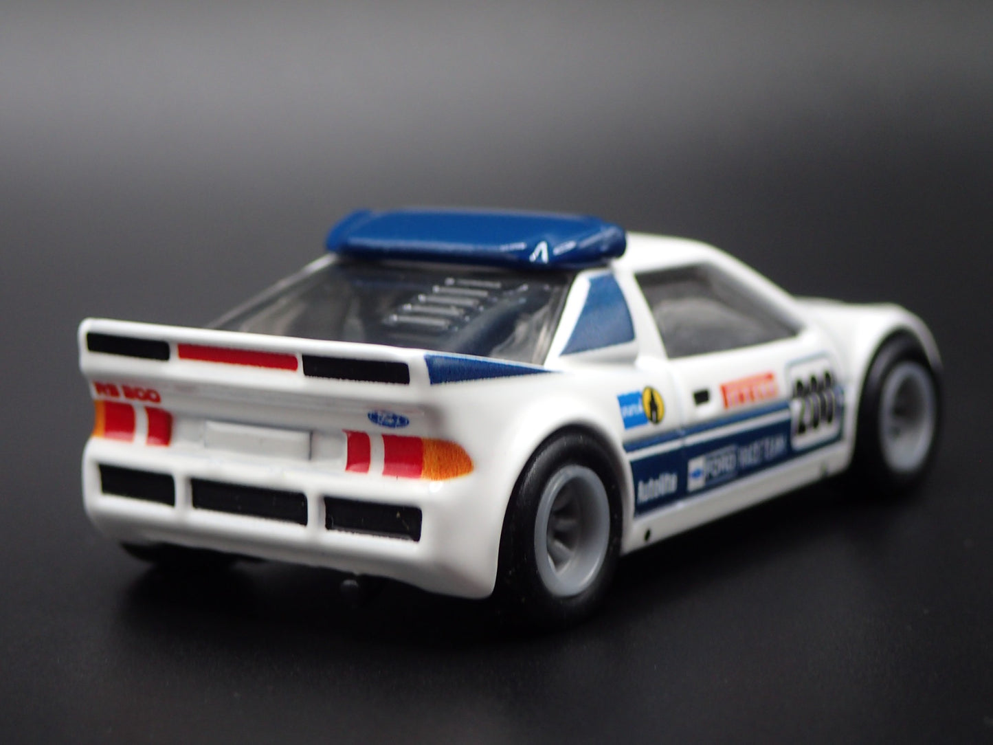 1984-1986 FORD RS200 PIRELLI RACE CAR WHITE 1:64 SCALE DIORAMA DIECAST MODEL CAR