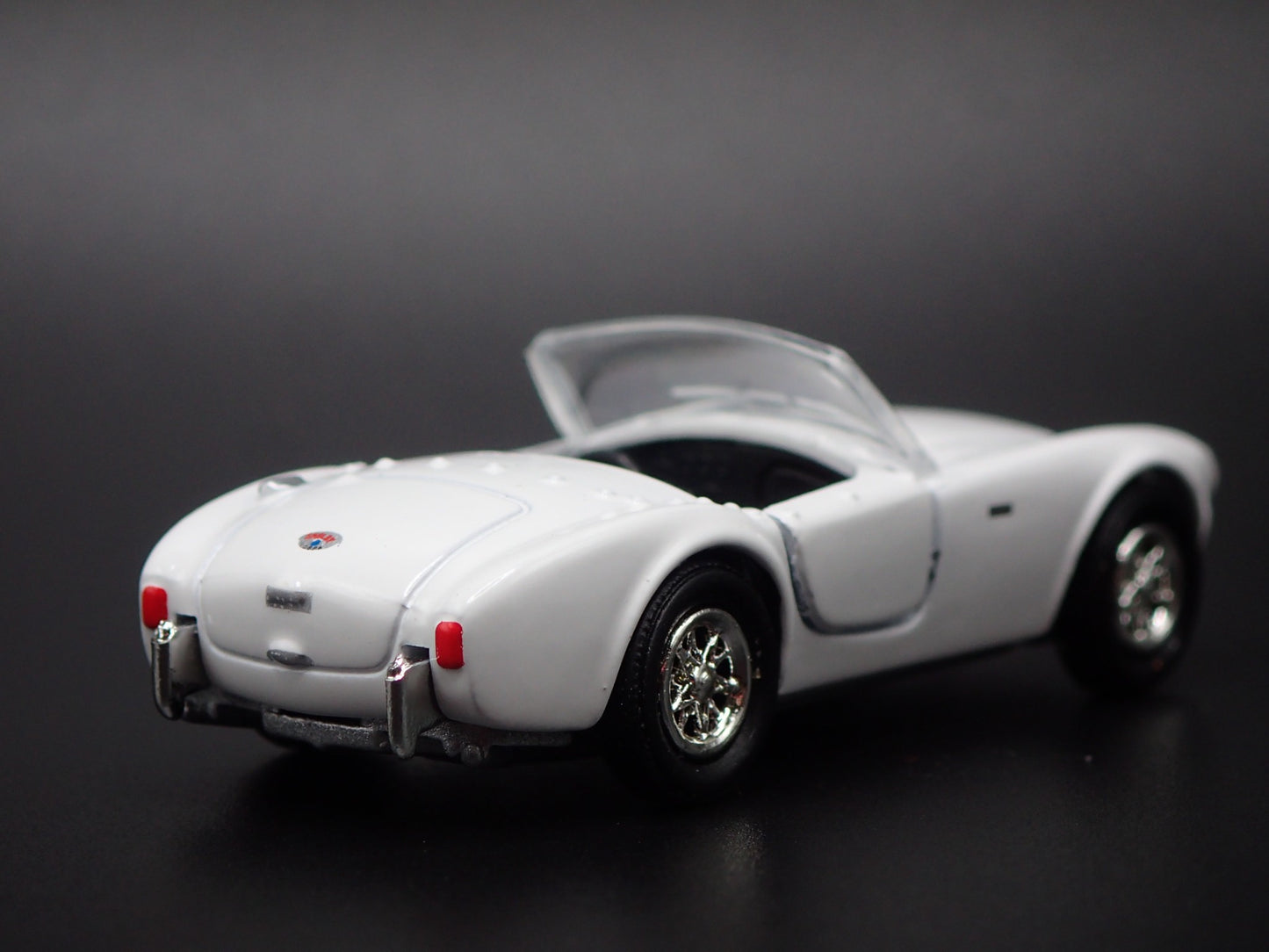 1962 62 SHELBY COBRA CSX2000 WHITE 1:64 SCALE DIORAMA DIECAST MODEL CAR