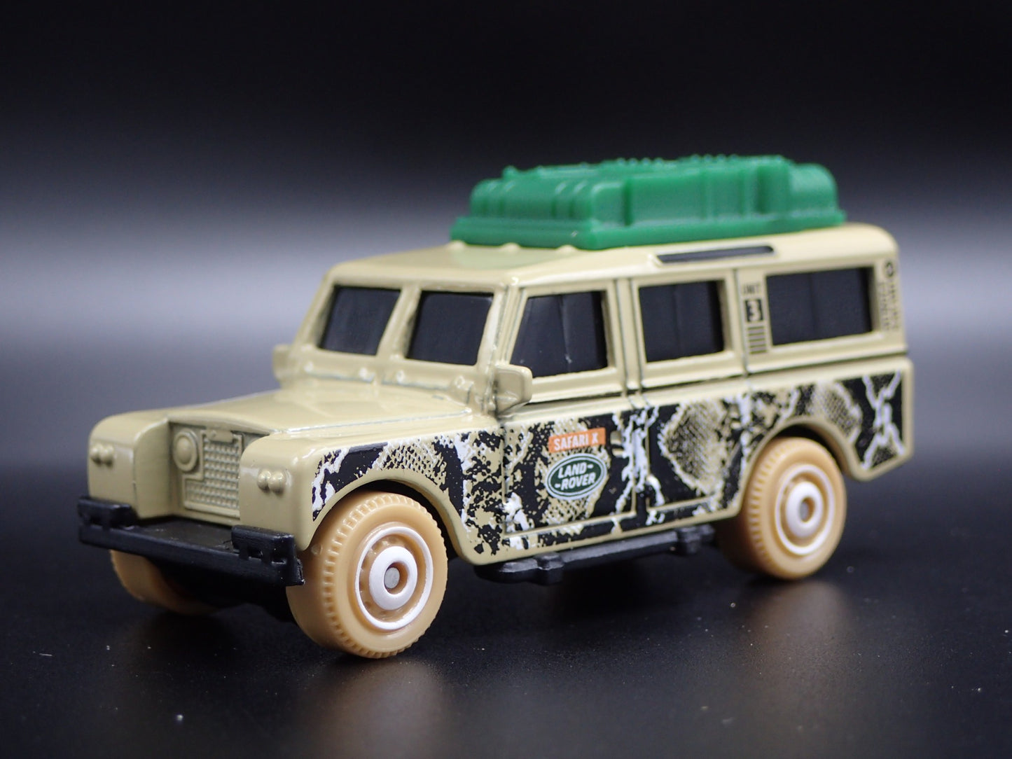 1961-1971 LAND ROVER GEN II SAFARI TAN 1/64 SCALE COLLECTIBLE DIECAST MODEL CAR