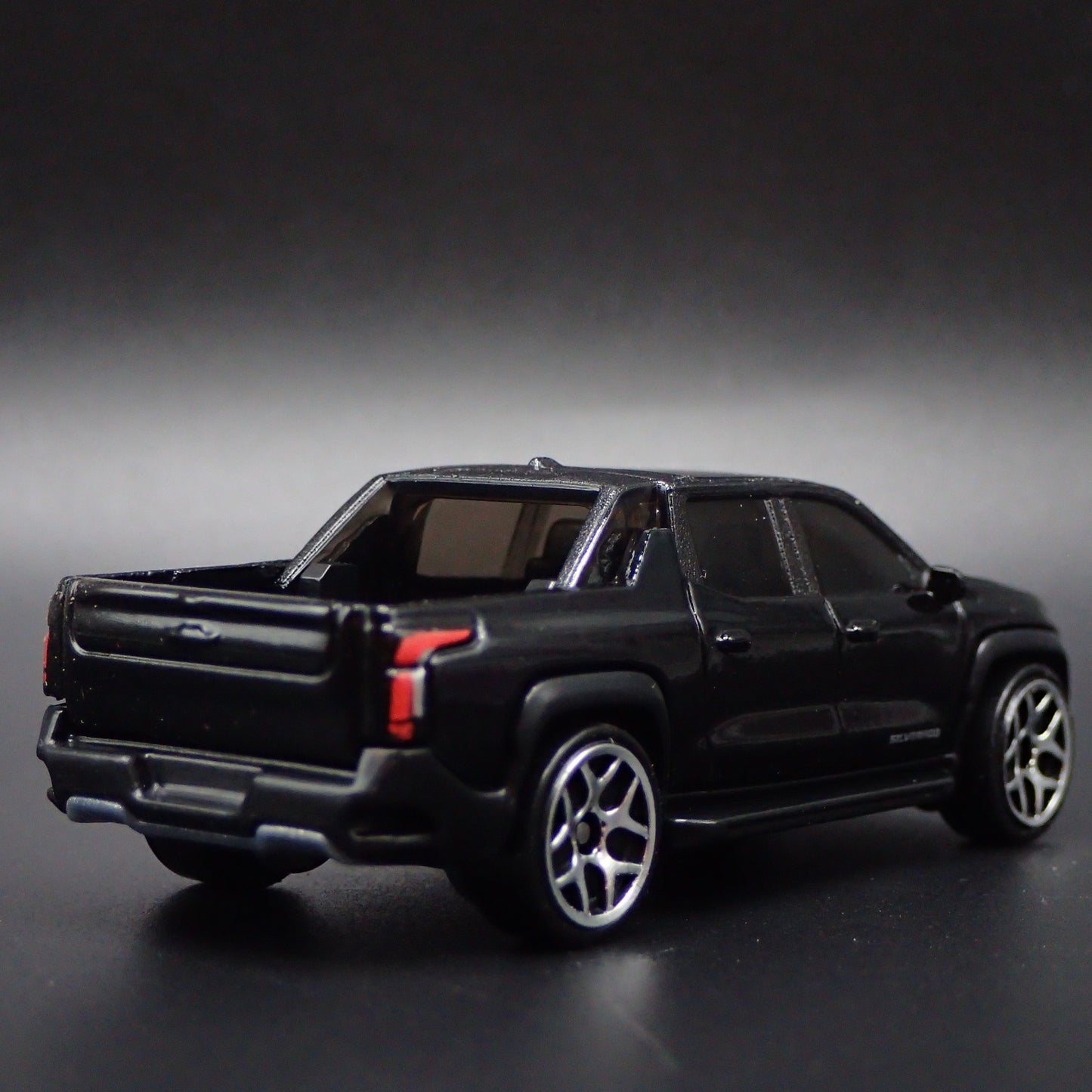 2024-2025 CHEVY CHEVROLET SILVERADO EV ELECTRIC TRUCK 1:64 DIECAST MODEL CAR