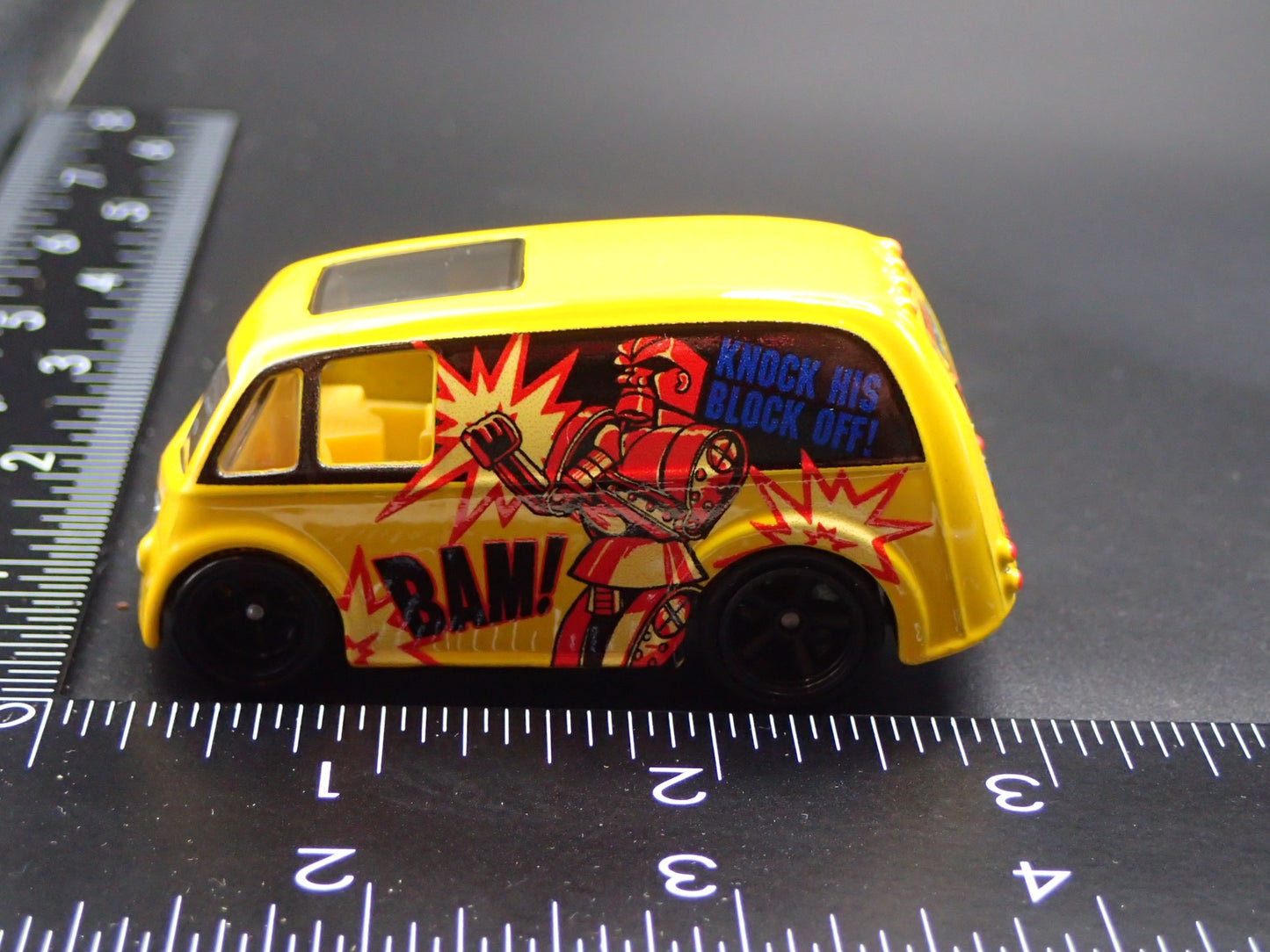 CUSTOM DIVCO DELIVERY VAN TRUCK ROCK'EM SOCK'EM 1:64 SCALE DIECAST MODEL CAR
