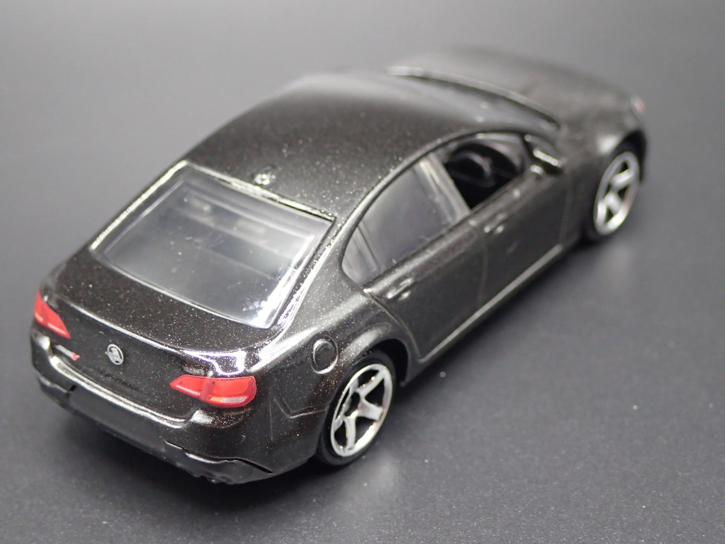 HOLDEN VF COMMODORE SSV 4 FOUR DOOR SEDAN (CHEVROLET SS) 1:64 DIECAST MODEL CAR