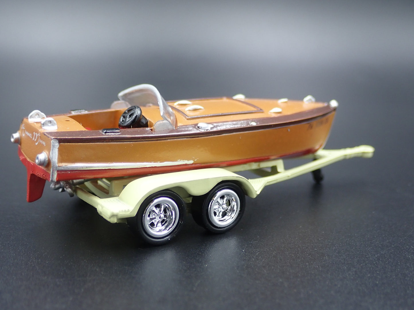 VINTAGE WOODEN SPEEDSTER BOAT ON TRAILER RARE 1/64 SCALE DIORAMA PROP MODEL BOAT
