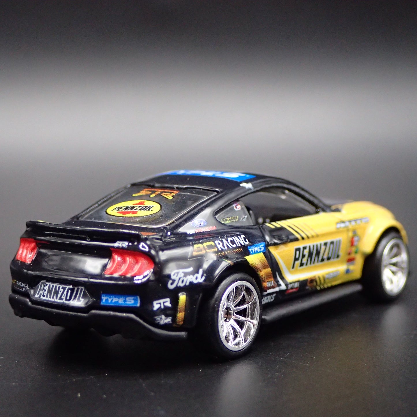 2015-2023 FORD MUSTANG RTR SPEC 5 PENNZOIL 1/64 SCALE DIORAMA DIECAST MODEL CAR