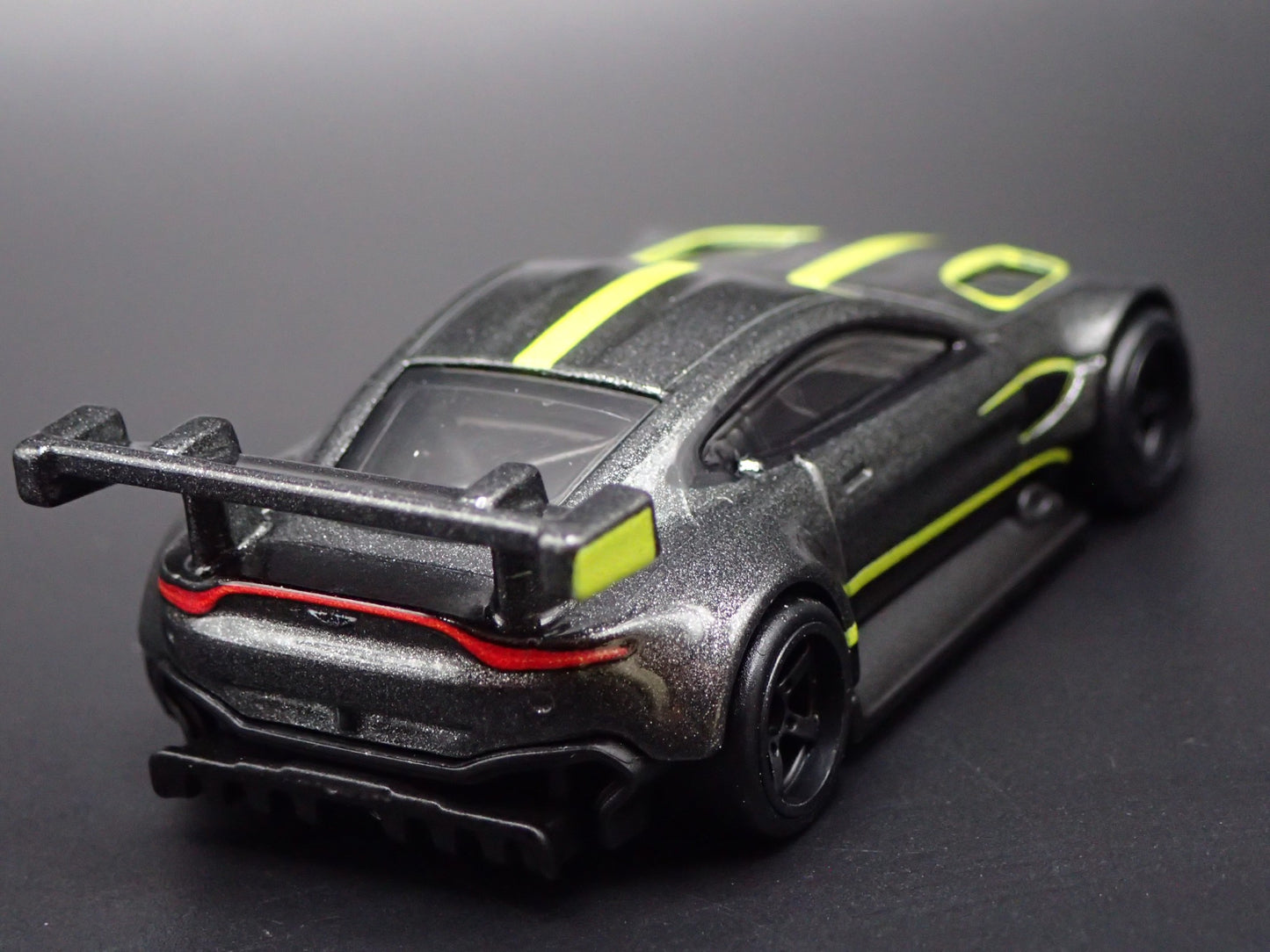 ASTON MARTIN VANTAGE GTE RACING RACE TEAM 1/64 SCALE DIORAMA DIECAST MODEL CAR