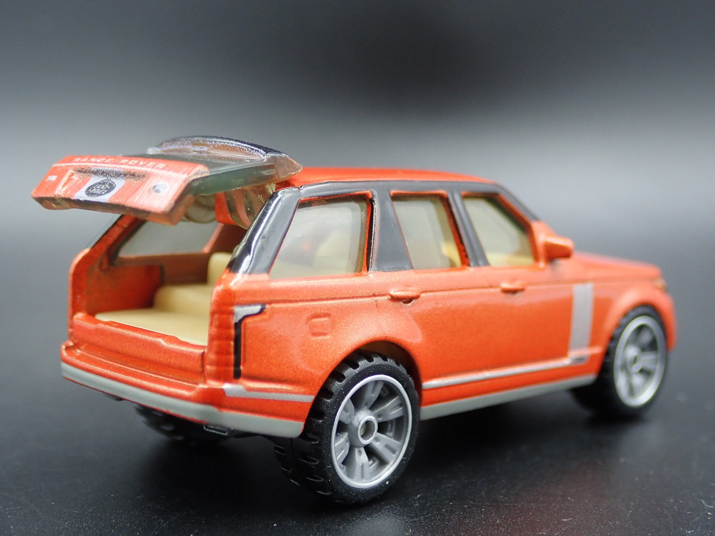 2013-2021 RANGE ROVER VOGUE SE 1/64 SCALE COLLECTIBLE DIORAMA DIECAST MODEL CAR
