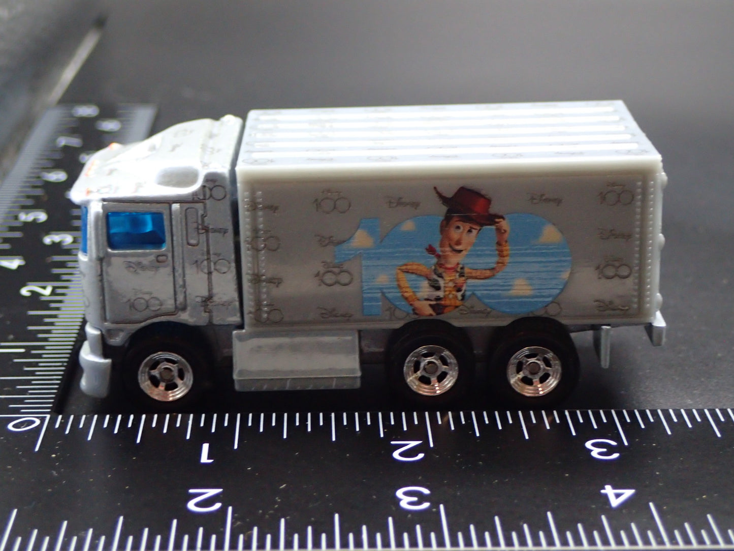 BOX DELIVERY TRUCK HIWAY HAULER WOODY 1:64 SCALE DIORAMA DIECAST MODEL CAR