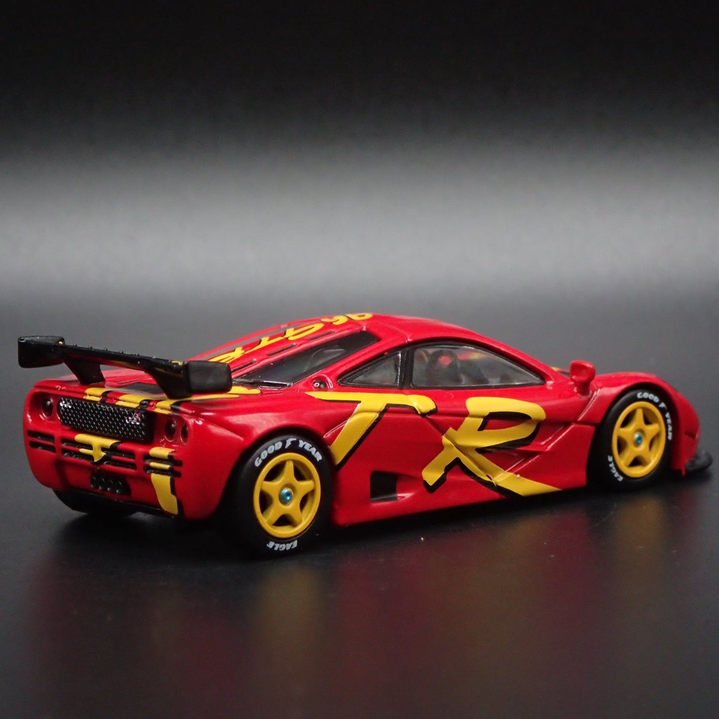 1995-1996 MCLAREN F1 GTR SUPER CAR PRESENTATION RED 1:64 SCALE DIECAST MODEL CAR