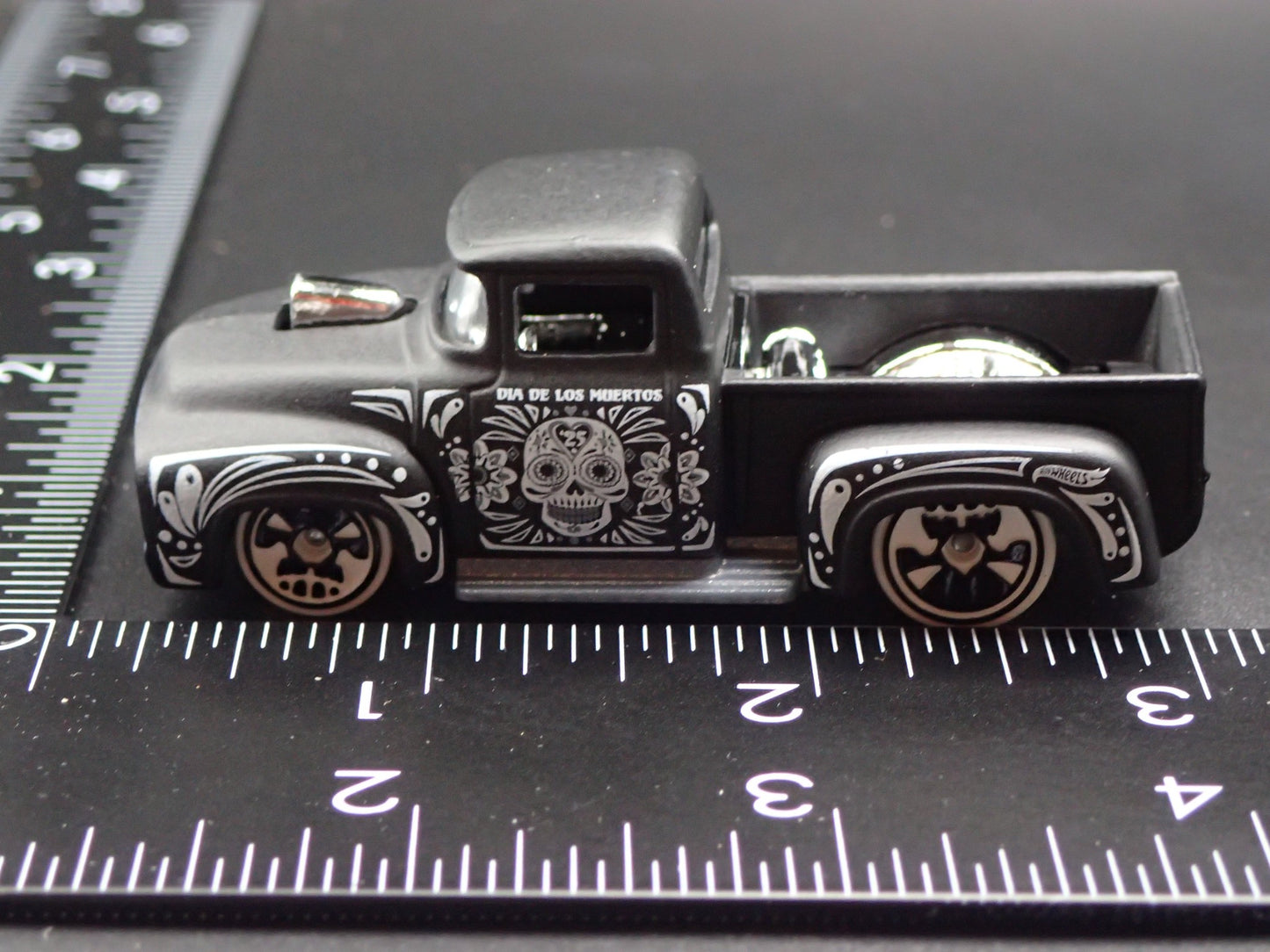 1956 56 FORD F100 PICKUP TRUCK 1:64 SCALE COLLECTIBLE DIORAMA DIECAST MODEL CAR