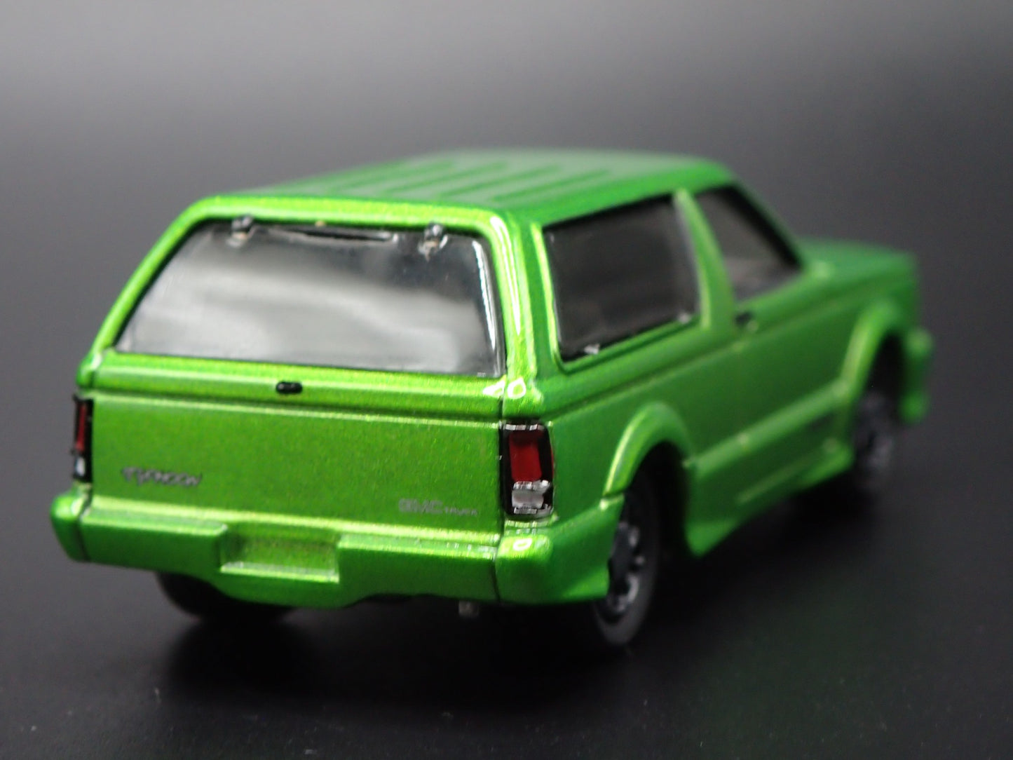 1992 92 GMC TYPHOON SUV GREEN 1/64 SCALE COLLECTIBLE DIORAMA DIECAST MODEL CAR