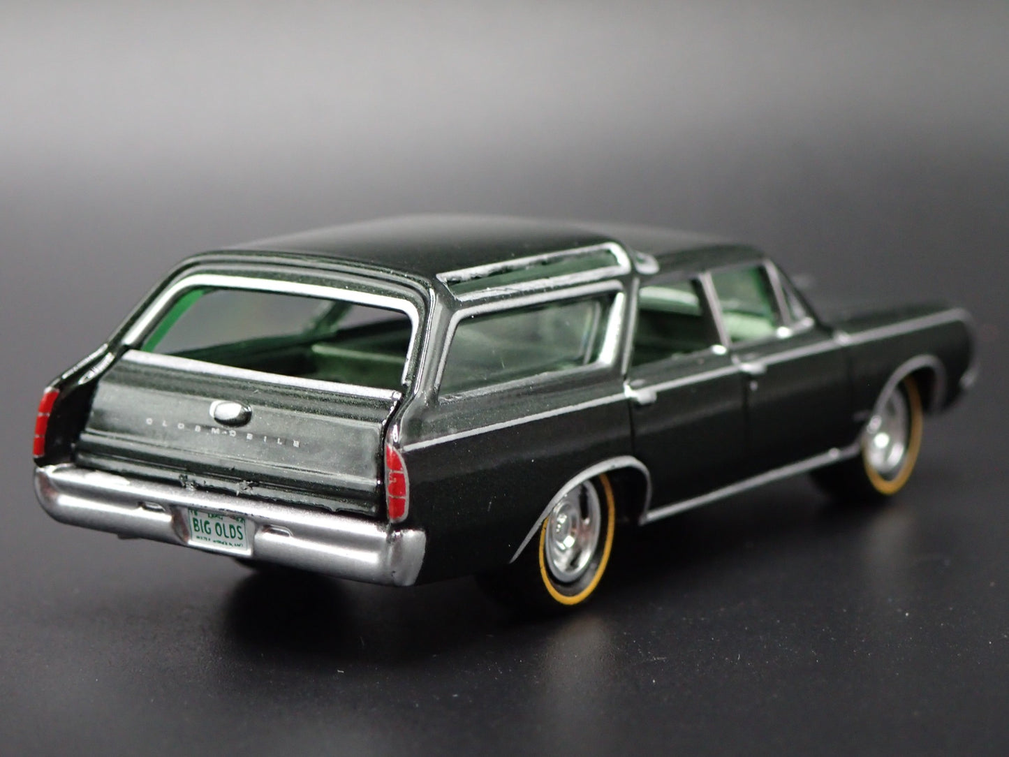 1964 64 OLDS OLDSMOBILE VISTA CRUISER GREEN 1:64 SCALE DIORAMA DIECAST MODEL CAR