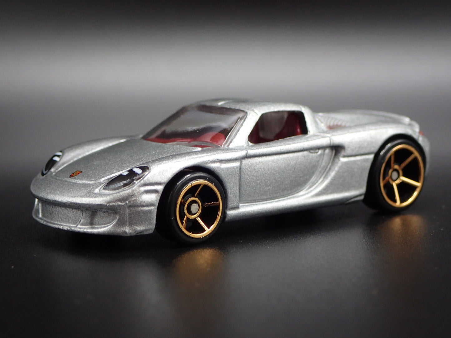 2003-2006 PORSCHE CARRERA GT SUPER CAR 1:64 SCALE DIORAMA DIECAST MODEL CAR