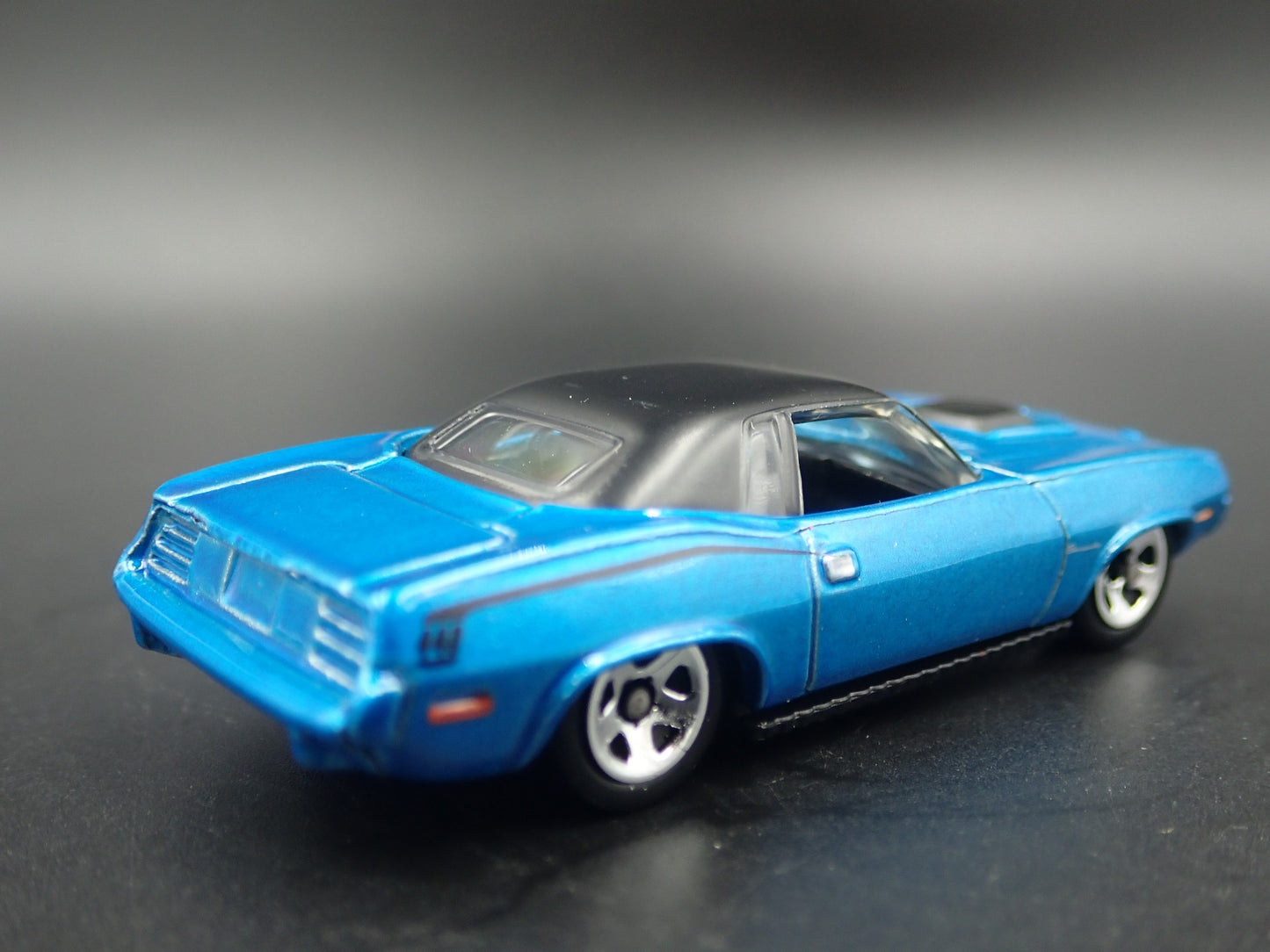 1970 70 PLYMOUTH AAR CUDA BLUE 1:64 SCALE COLLECTIBLE DIORAMA DIECAST MODEL CAR