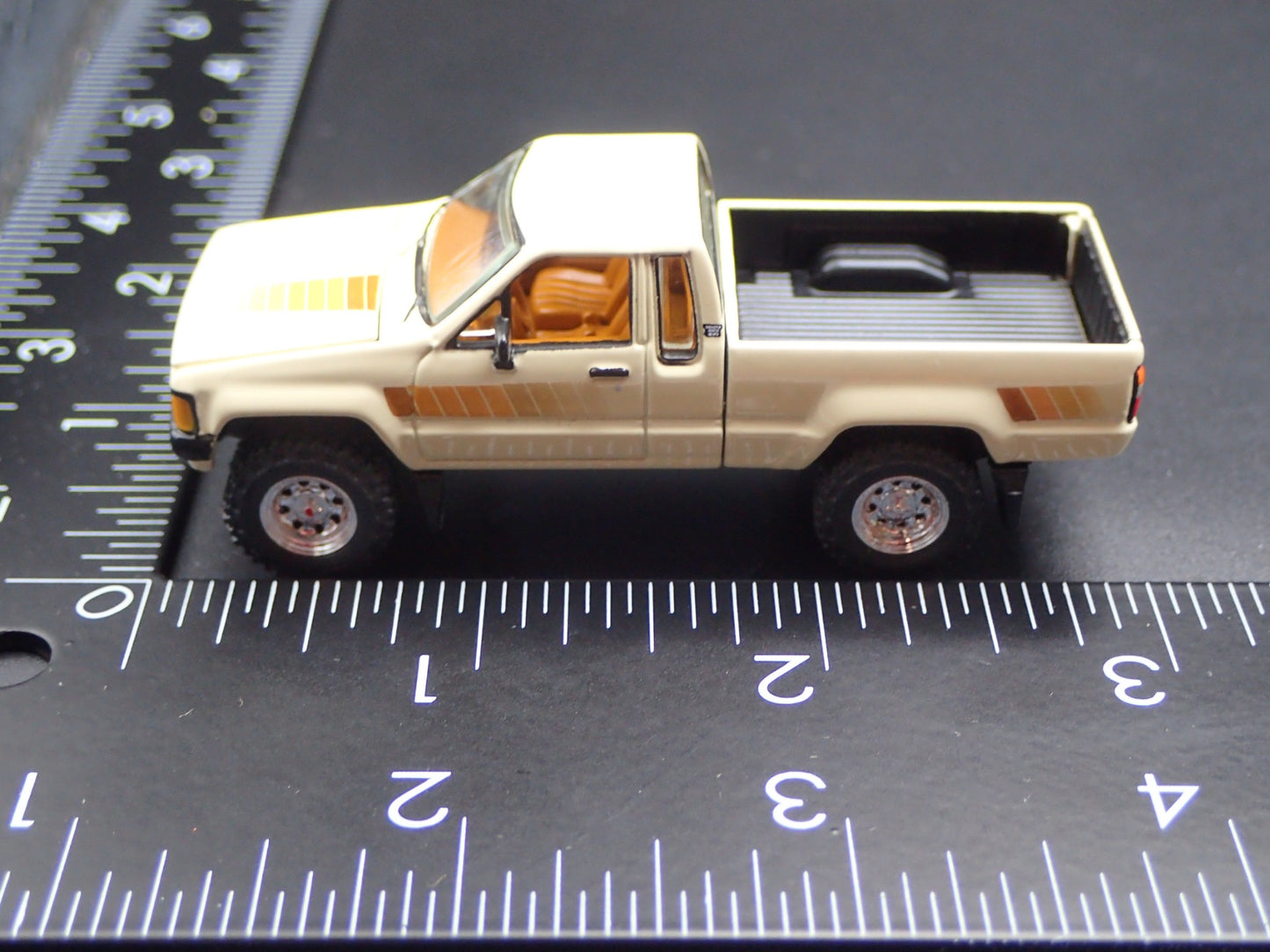 1985 85 TOYOTA SR5 PICKUP TRUCK IVORY 1/64 SCALE COLLECTIBLE DIECAST MODEL CAR