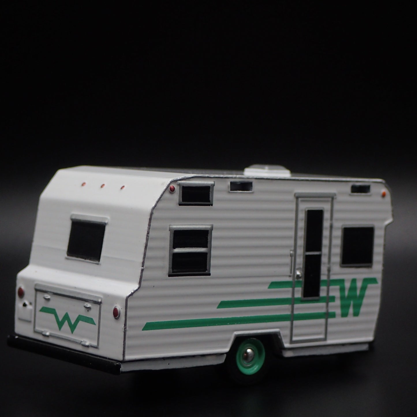 1965 65 WINNEBAGO 216 TRAVEL TRAILER CAMPER 1:64 SCALE DIORAMA DIECAST MODEL CAR