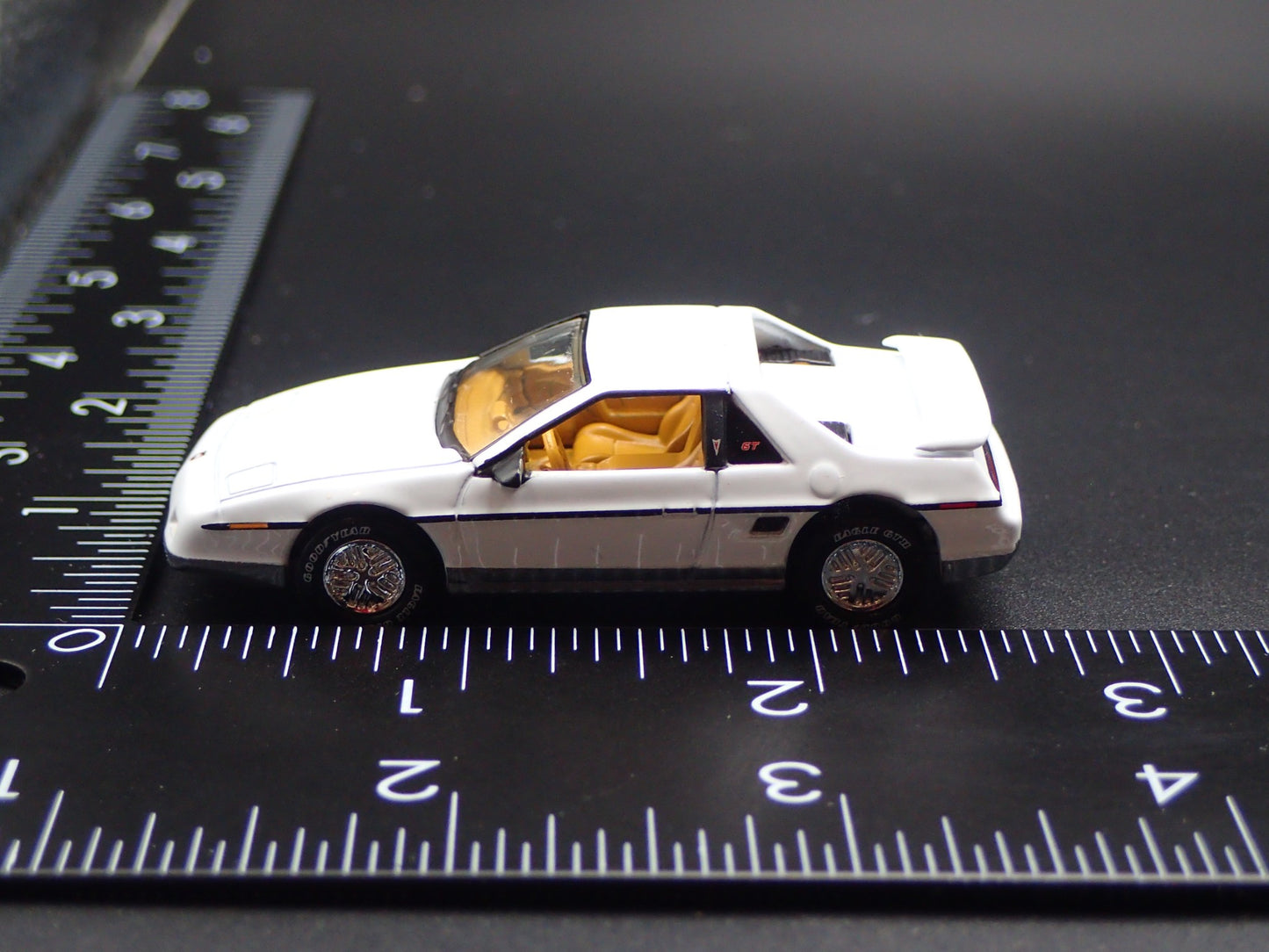 1985 85 PONTIAC FIERO GT WHITE 1/64 SCALE COLLECTIBLE DIORAMA DIECAST MODEL CAR