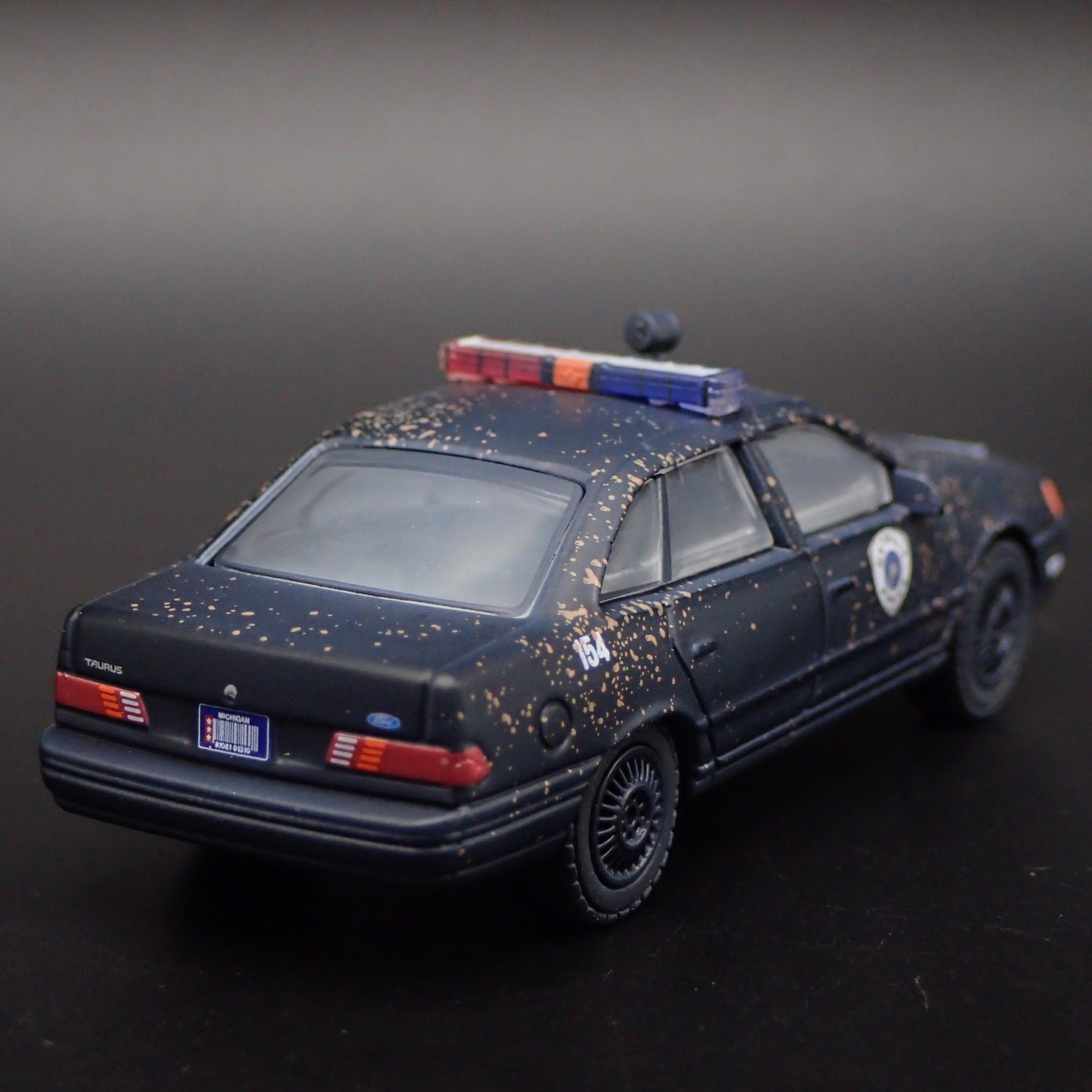 1986 86 FORD TAURUS LX DETROIT POLICE CAR 1:64 SCALE DIORAMA DIECAST MODEL CAR