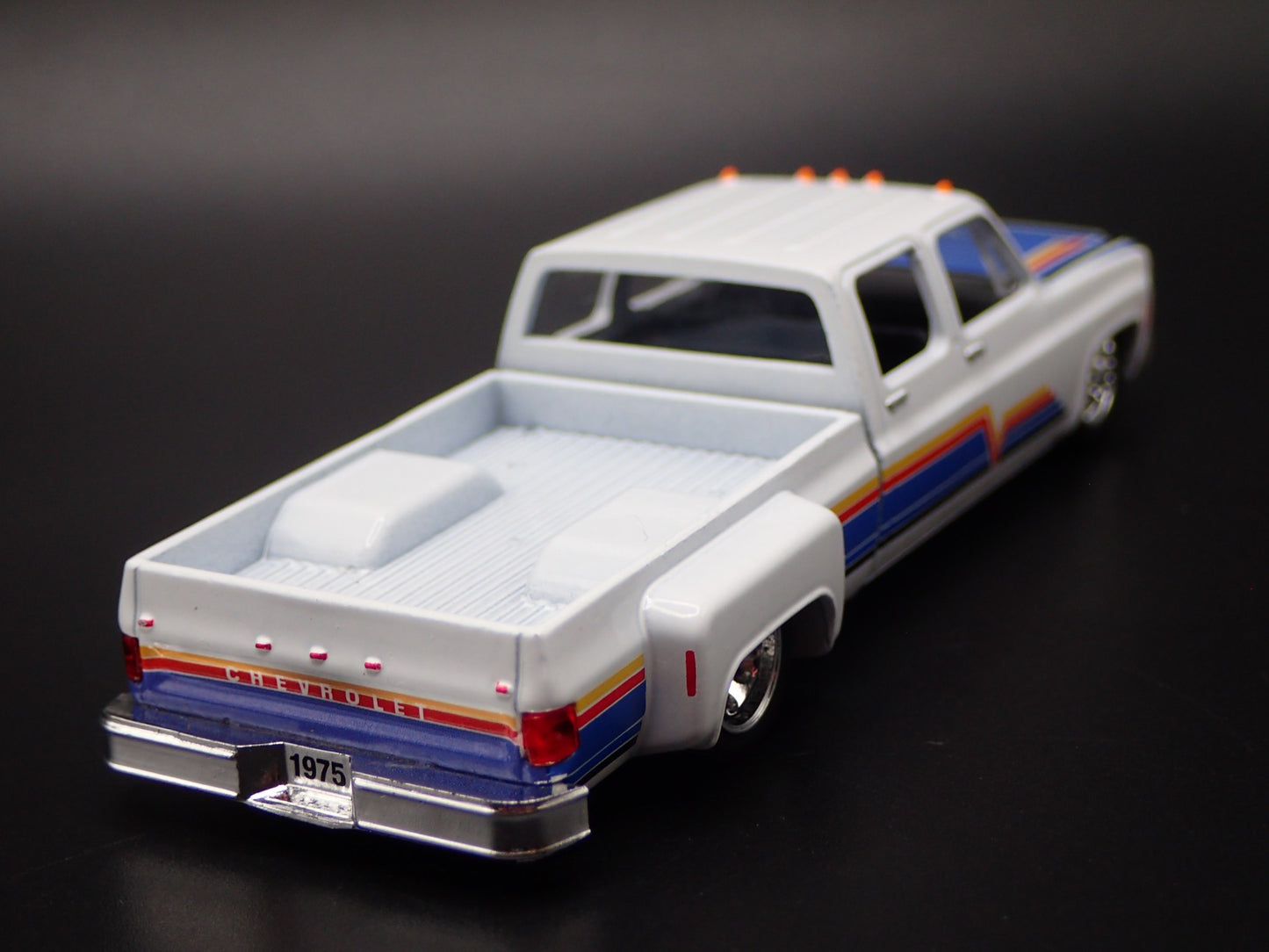 1975 75 CHEVY CHEYENNE SUPER 30 DUALLY SQUARE BODY TRUCK 1/64 DIECAST MODEL CAR