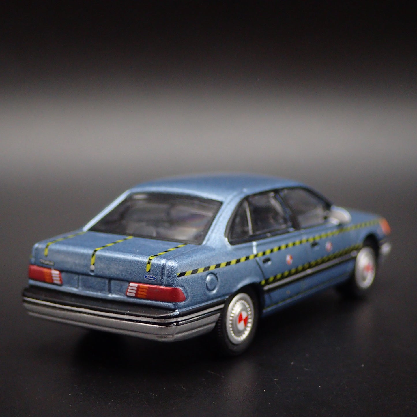 1986-1991 FORD TAURUS CRASH TEST VEHICLE 1:64 SCALE DIORAMA DIECAST MODEL CAR