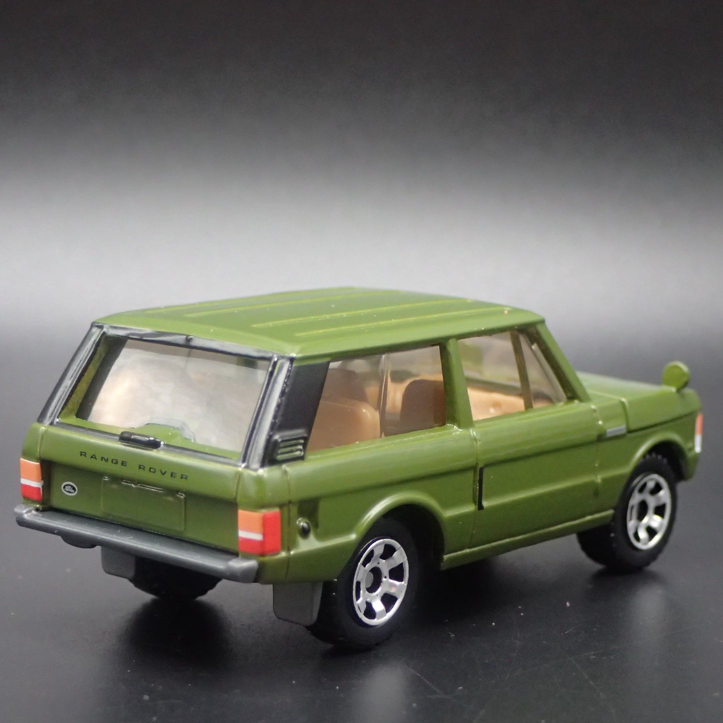 1970-1994 RANGE ROVER GREEN 1/64 SCALE COLLECTIBLE DIORAMA DIECAST MODEL CAR