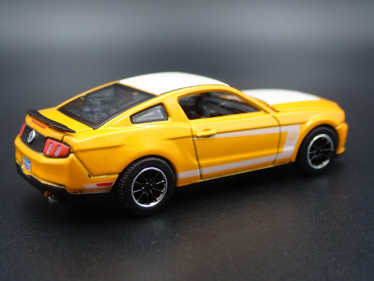 2012 12 FORD MUSTANG BOSS 302 YELLOW 1/64 SCALE COLLECTIBLE DIECAST MODEL CAR